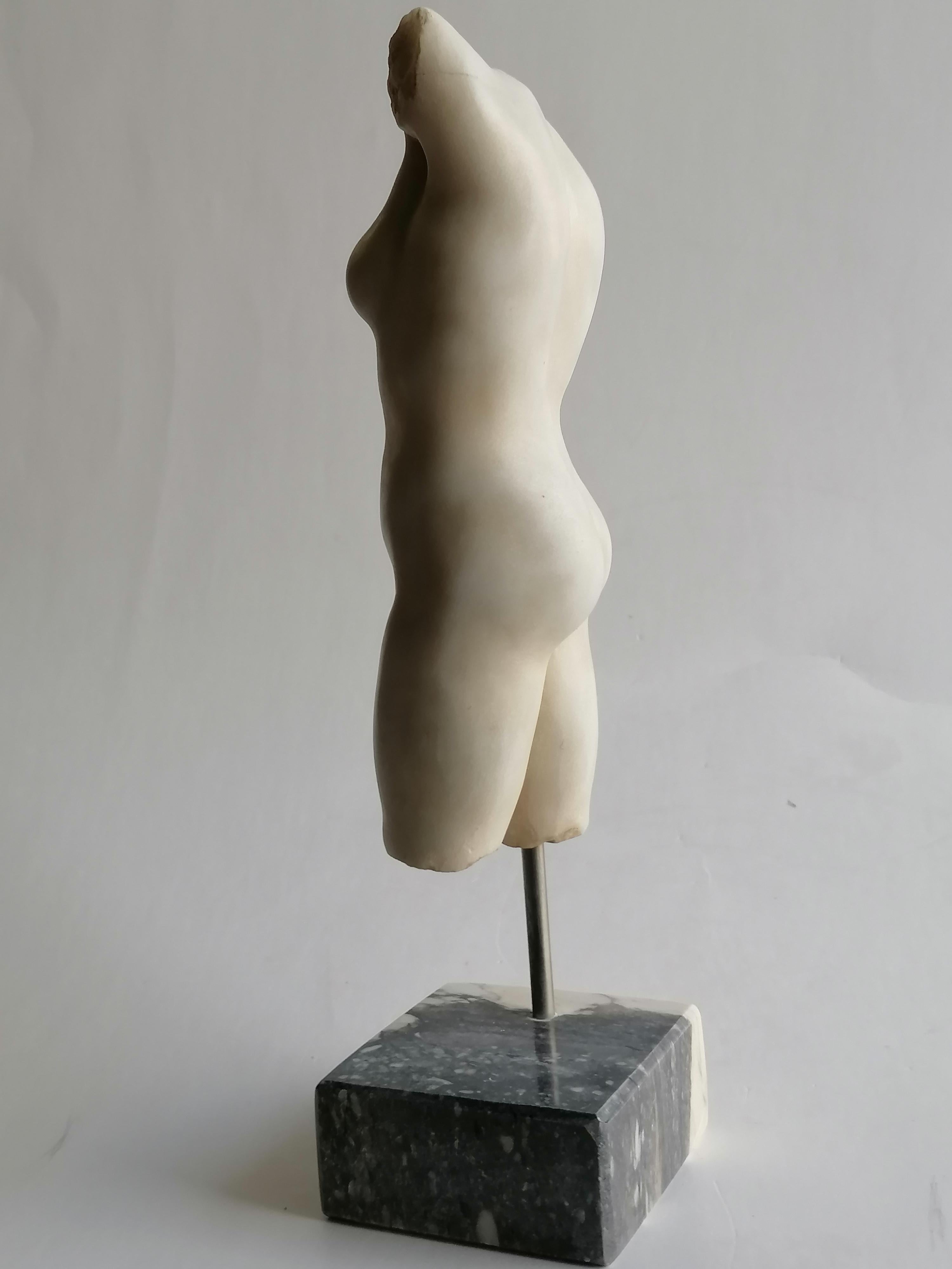 Torse de femme scolpito su marmo bianco Carrara - miniatura -made in Italy en vente 1