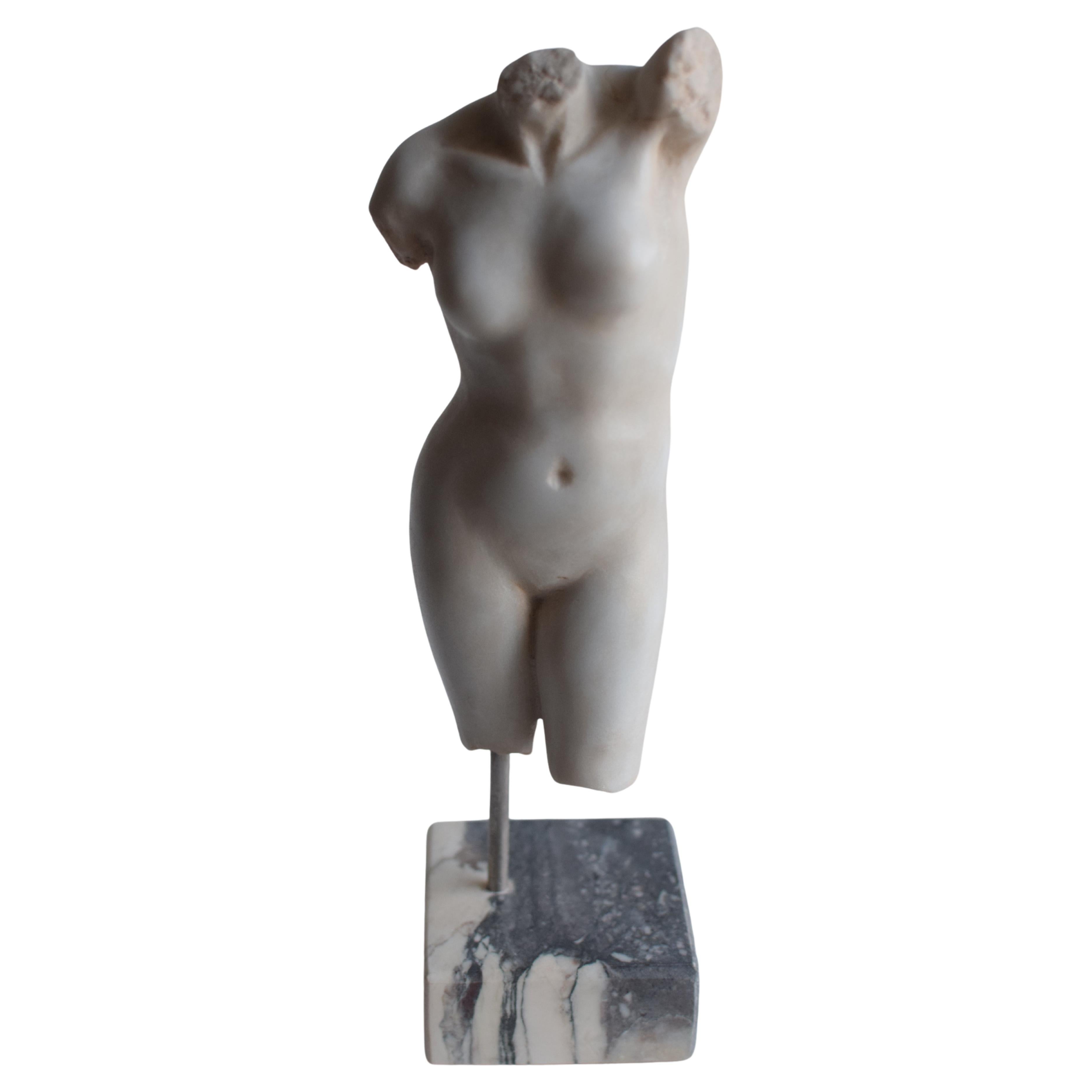 Torse de femme scolpito su marmo bianco Carrara - miniatura -made in Italy en vente