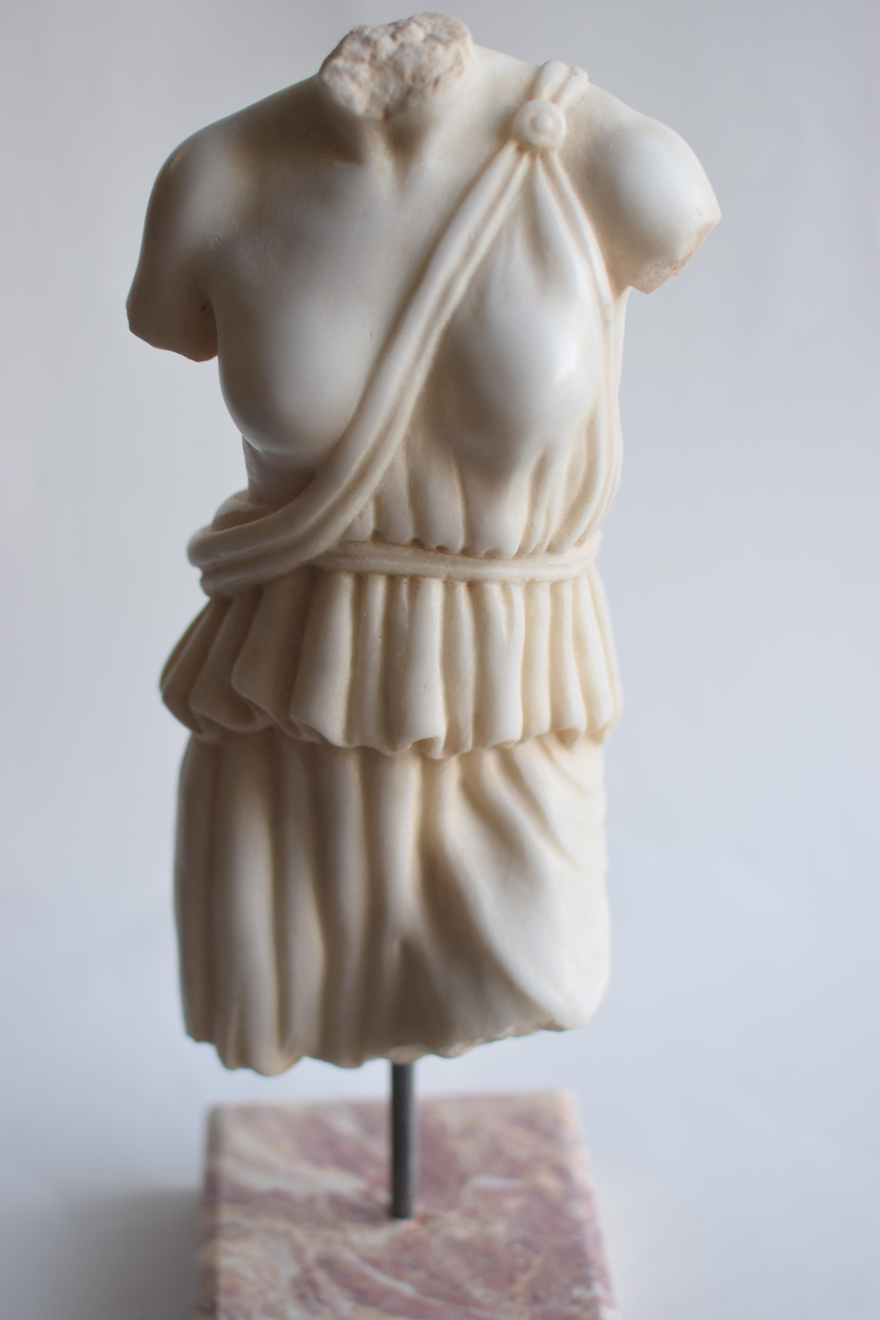 Sculpture, Female torso, classical art, Greek art, Torso, white Carrara marble, classical sculpture, ancient torso
Female torso with toga carved on beautiful white Carrara marble, original model.
Resting on a base of pink Peralba marble and