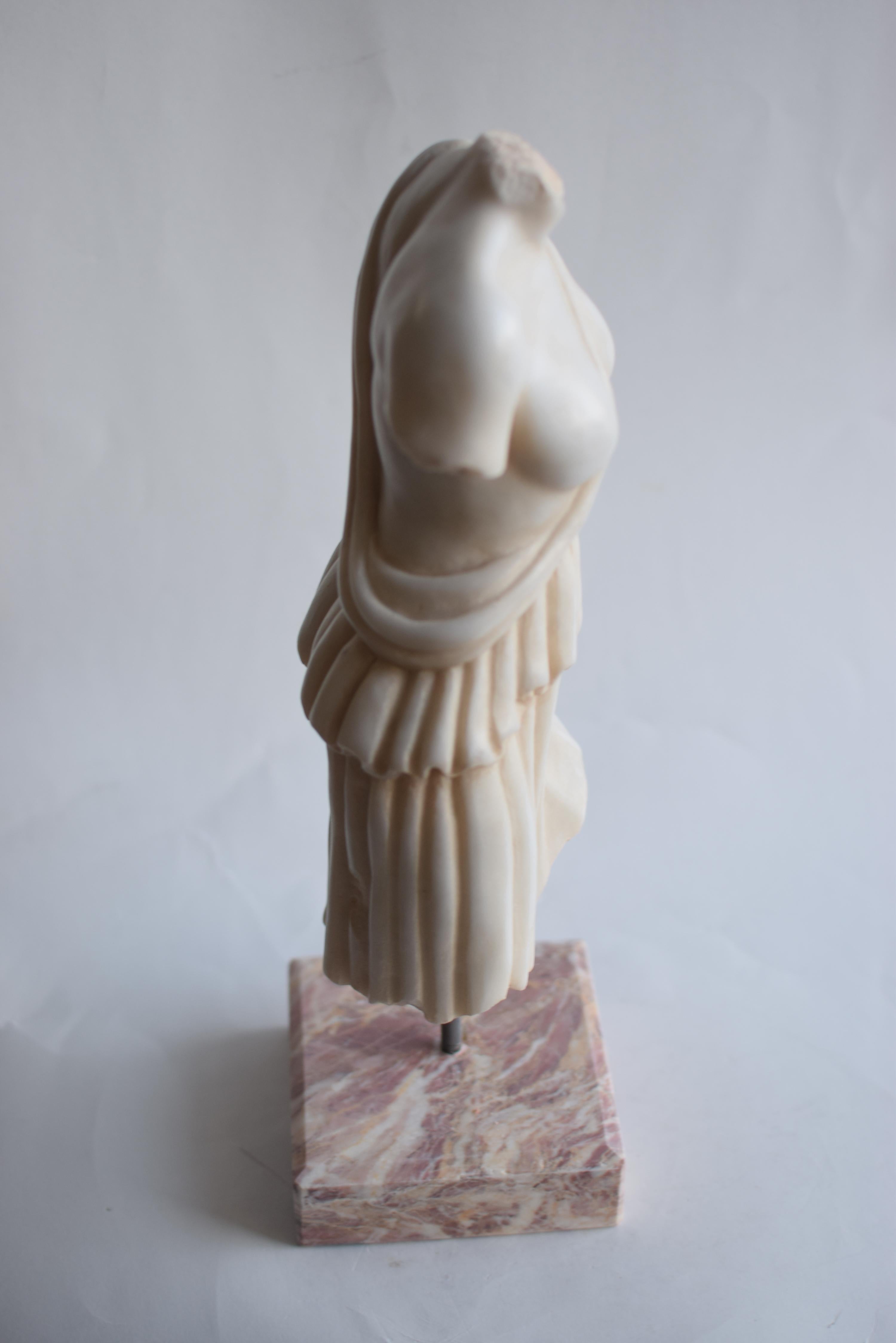 Female toga torso carved from white Carrara marble In Excellent Condition For Sale In Tarquinia, IT