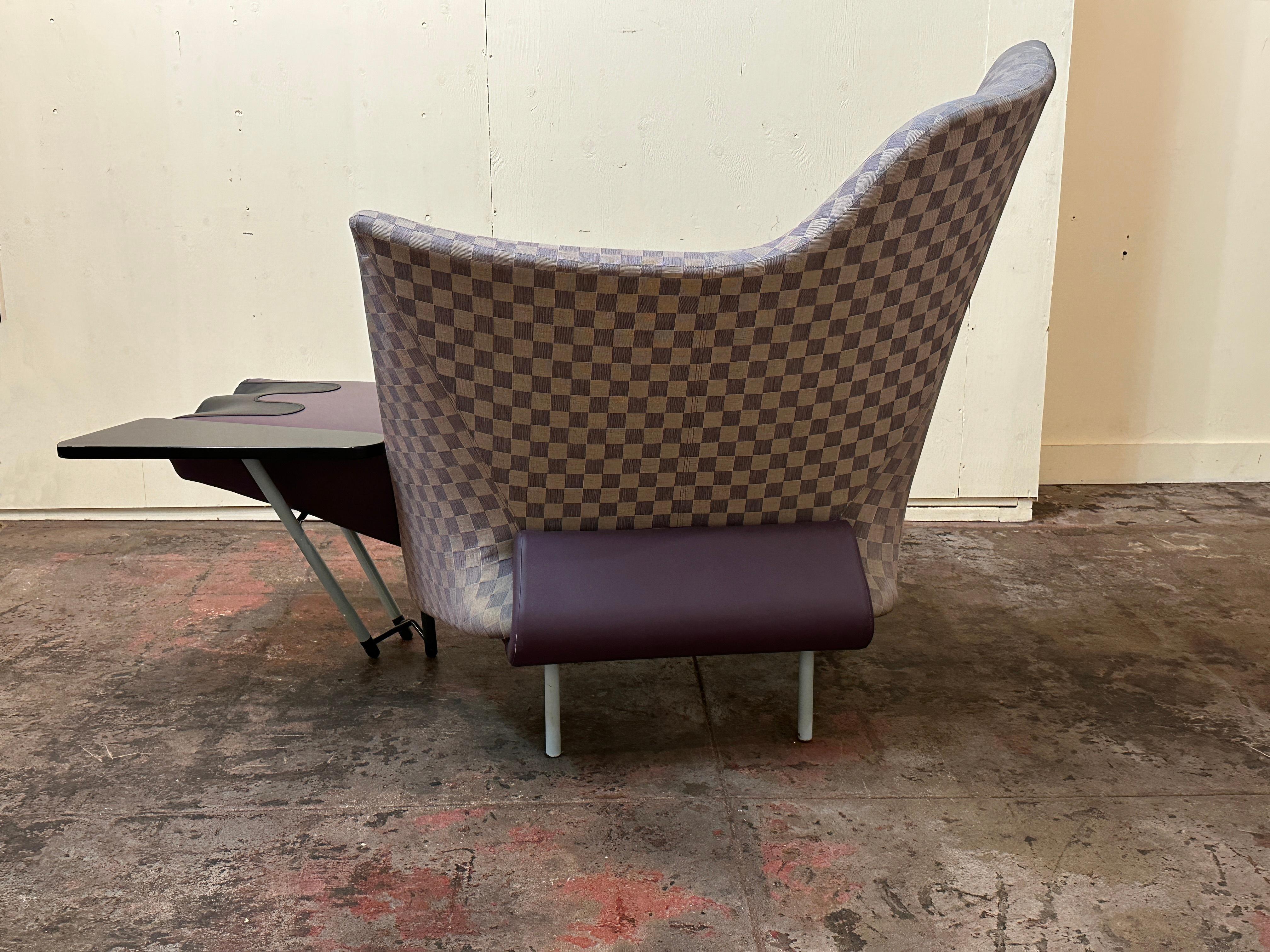 italien Le fauteuil de salon Torso violet de Paolo Deganello pour Cassina en vente