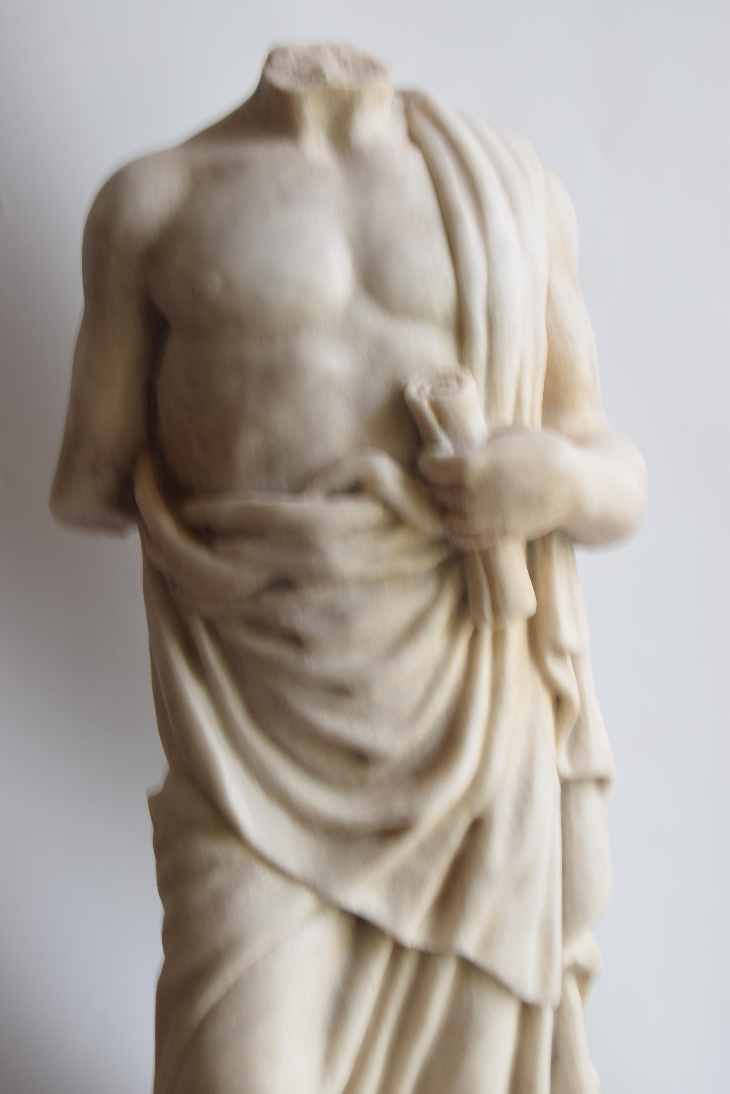 Torso maschile classico « Esculapio », scolpito su marmo bianco di Carrara en vente 2