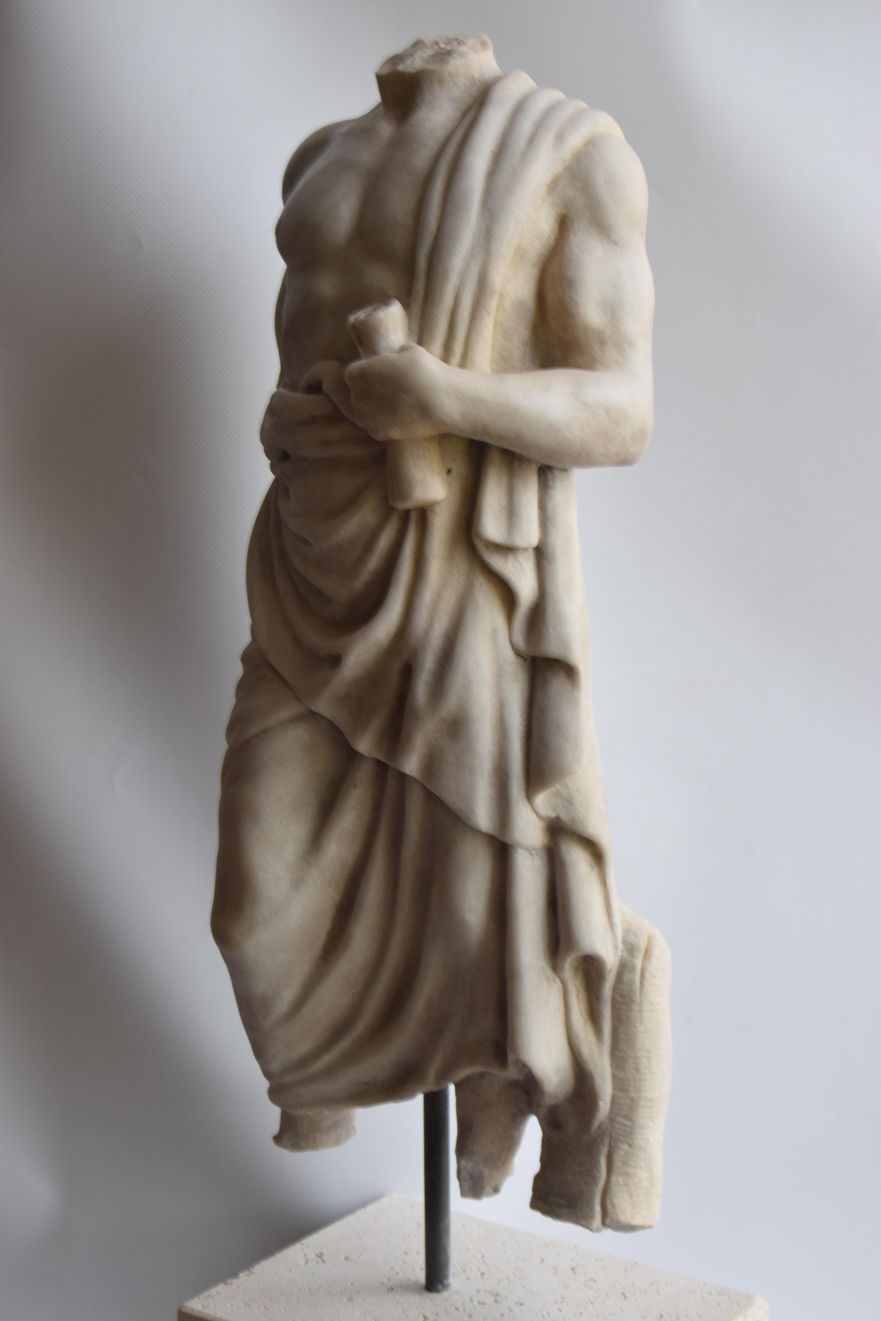 Grec classique Torso maschile classico « Esculapio », scolpito su marmo bianco di Carrara en vente