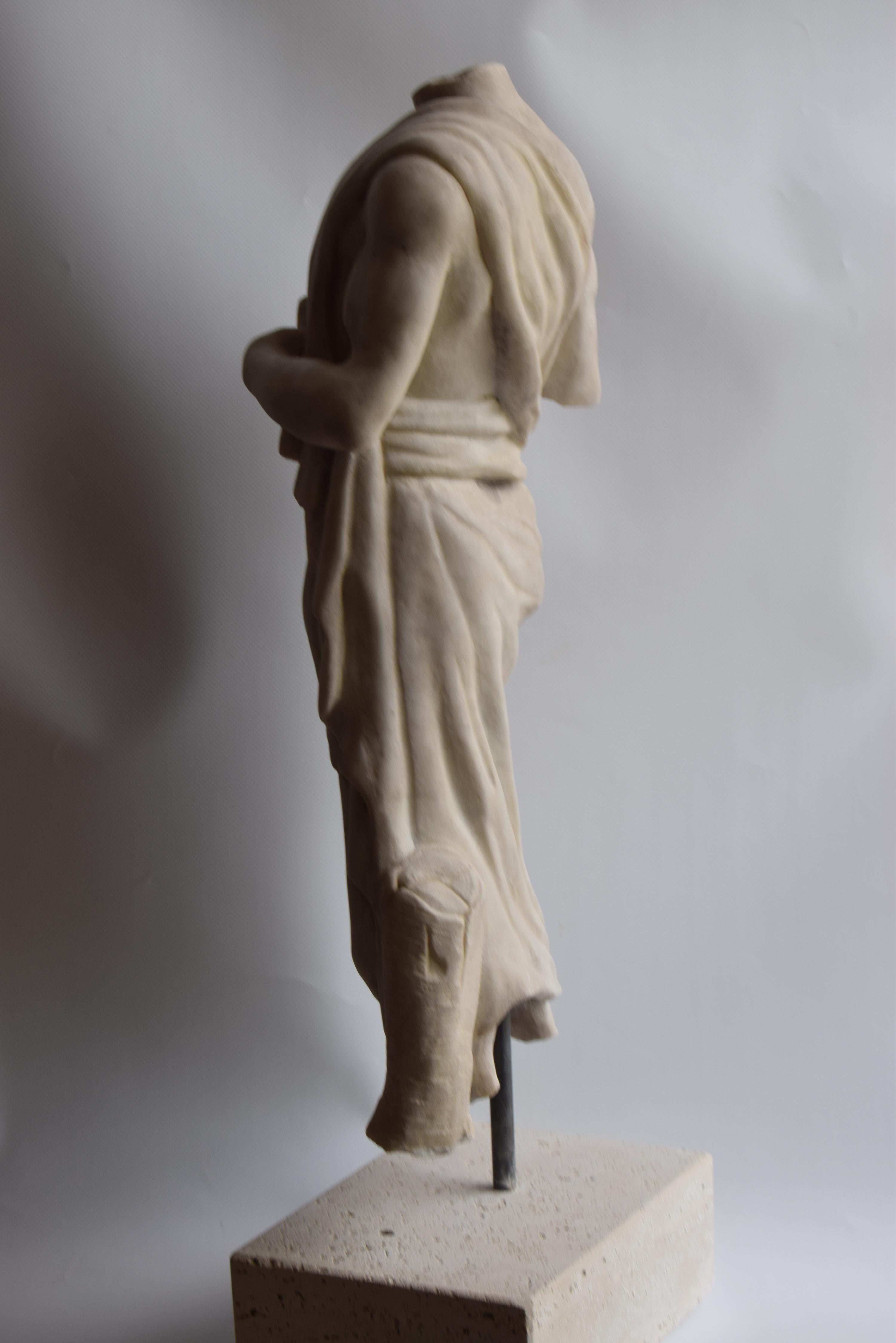 Italian Torso maschile classico « Esculapio », scolpito su marmo bianco di Carrara en vente