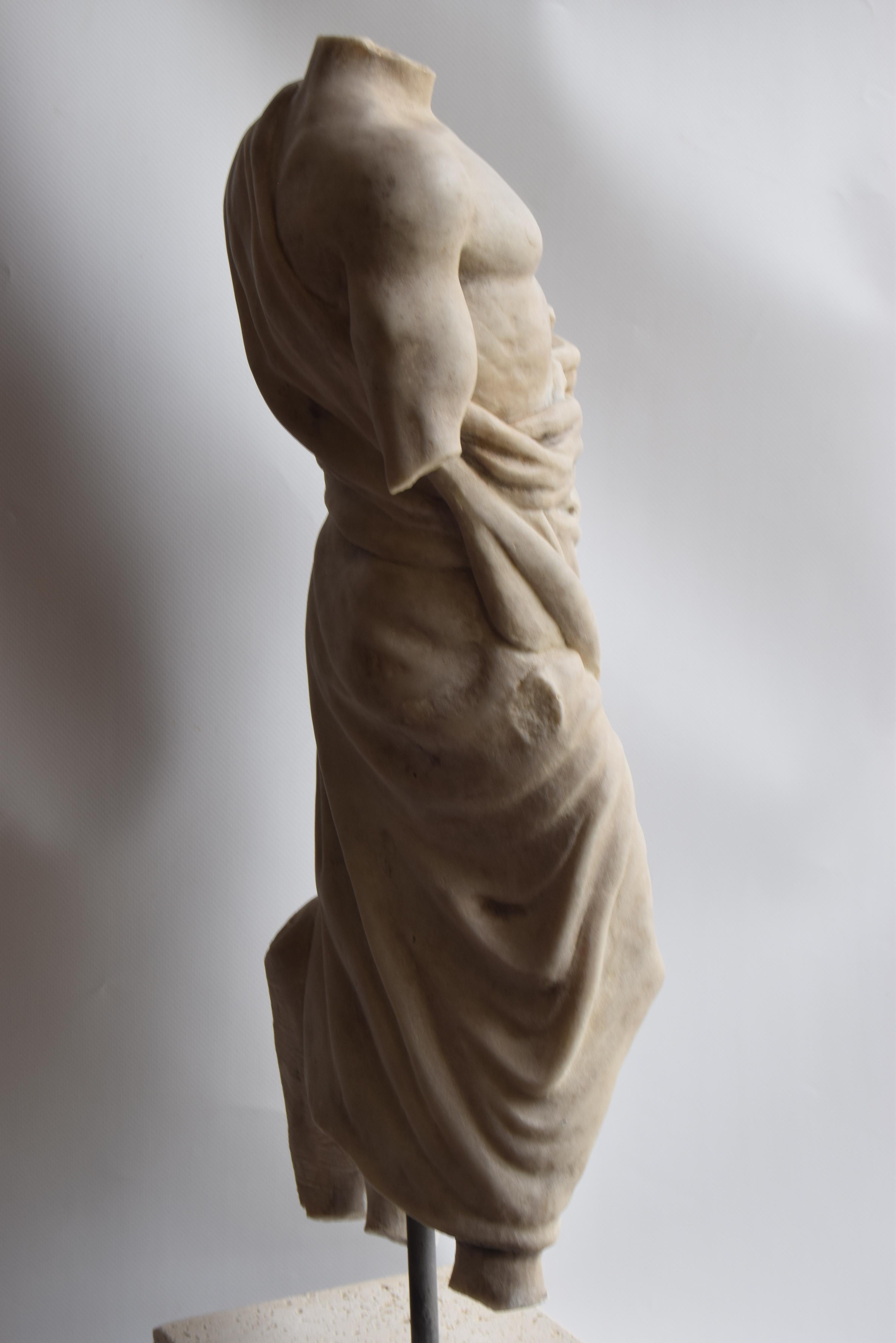Torso maschile classico « Esculapio », scolpito su marmo bianco di Carrara Excellent état - En vente à Tarquinia, IT