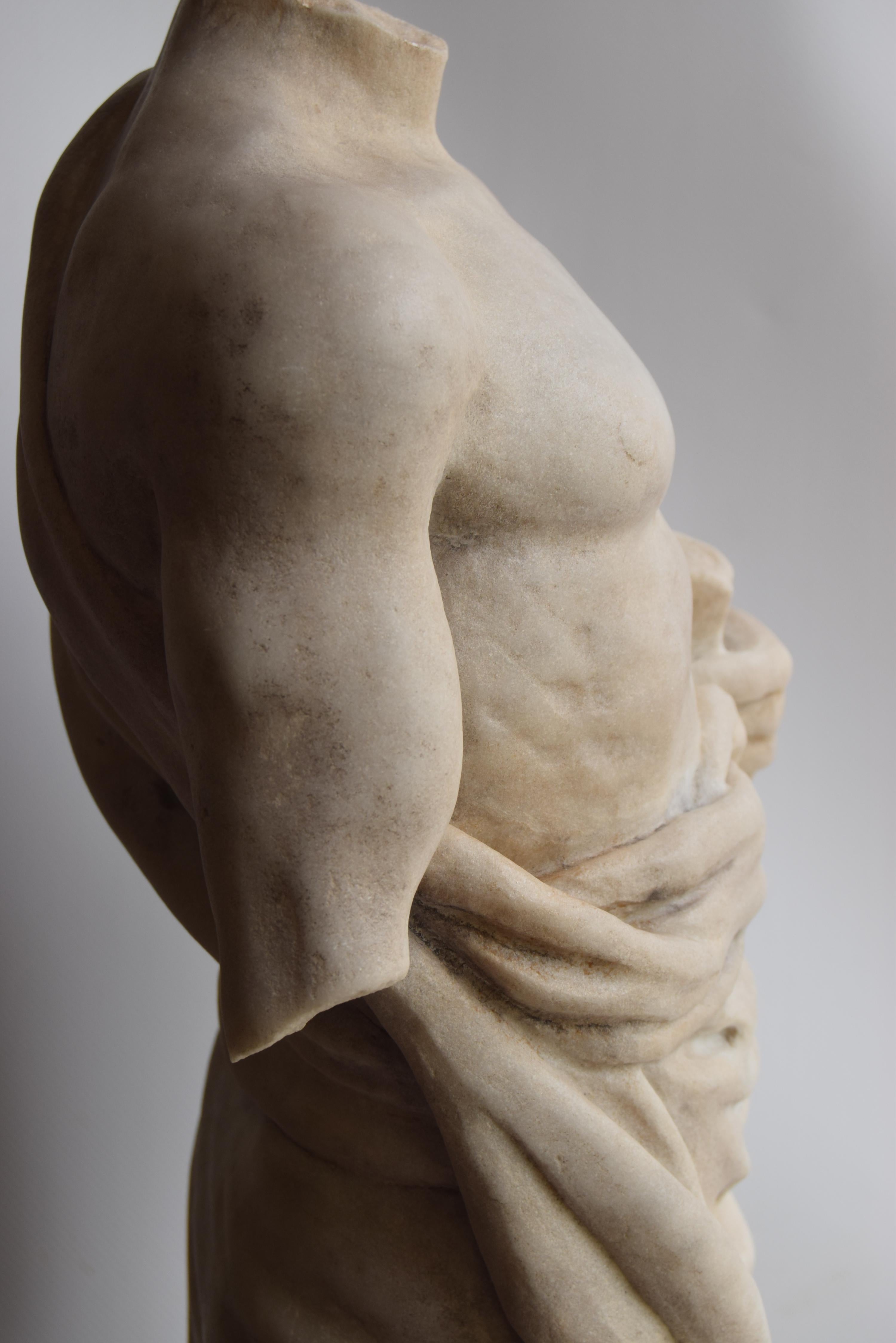 Late 20th Century Torso maschile classico « Esculapio », scolpito su marmo bianco di Carrara en vente
