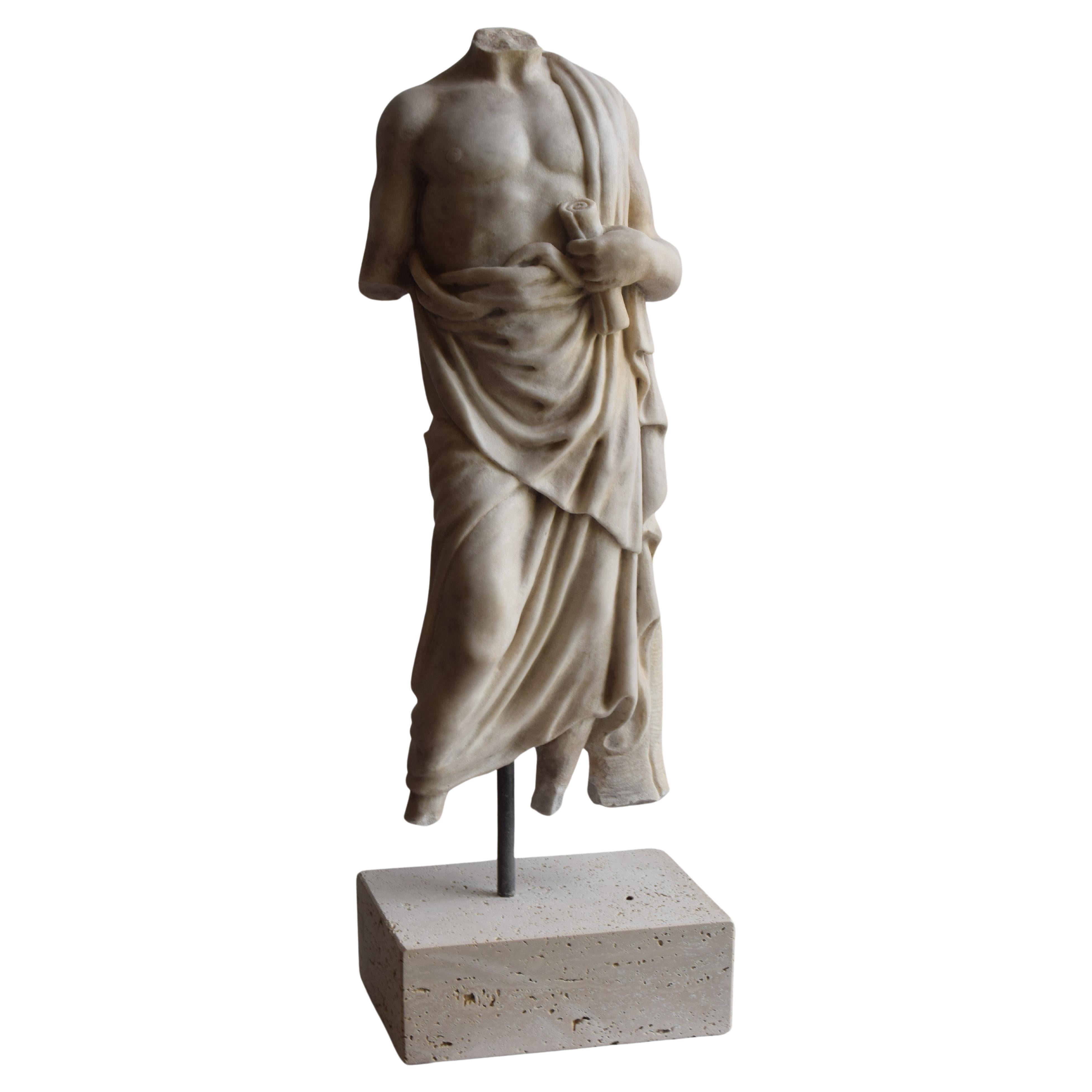Torso maschile classico « Esculapio », scolpito su marmo bianco di Carrara en vente
