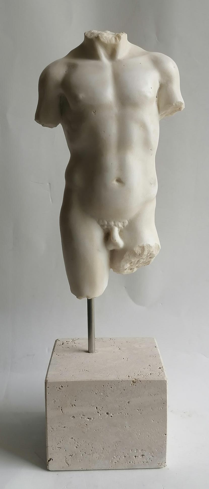 Italian Torso maschile classico in marmo bianco di Carrara For Sale