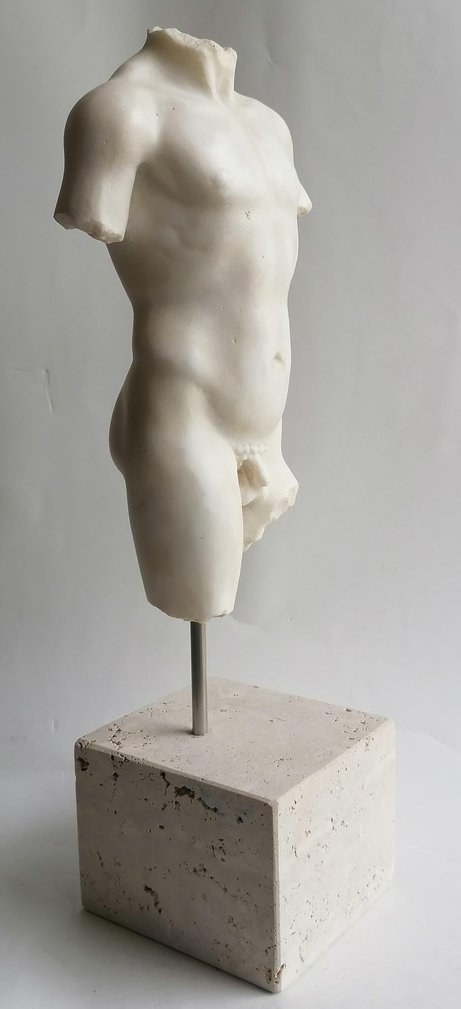Hand-Crafted Torso maschile classico in marmo bianco di Carrara For Sale