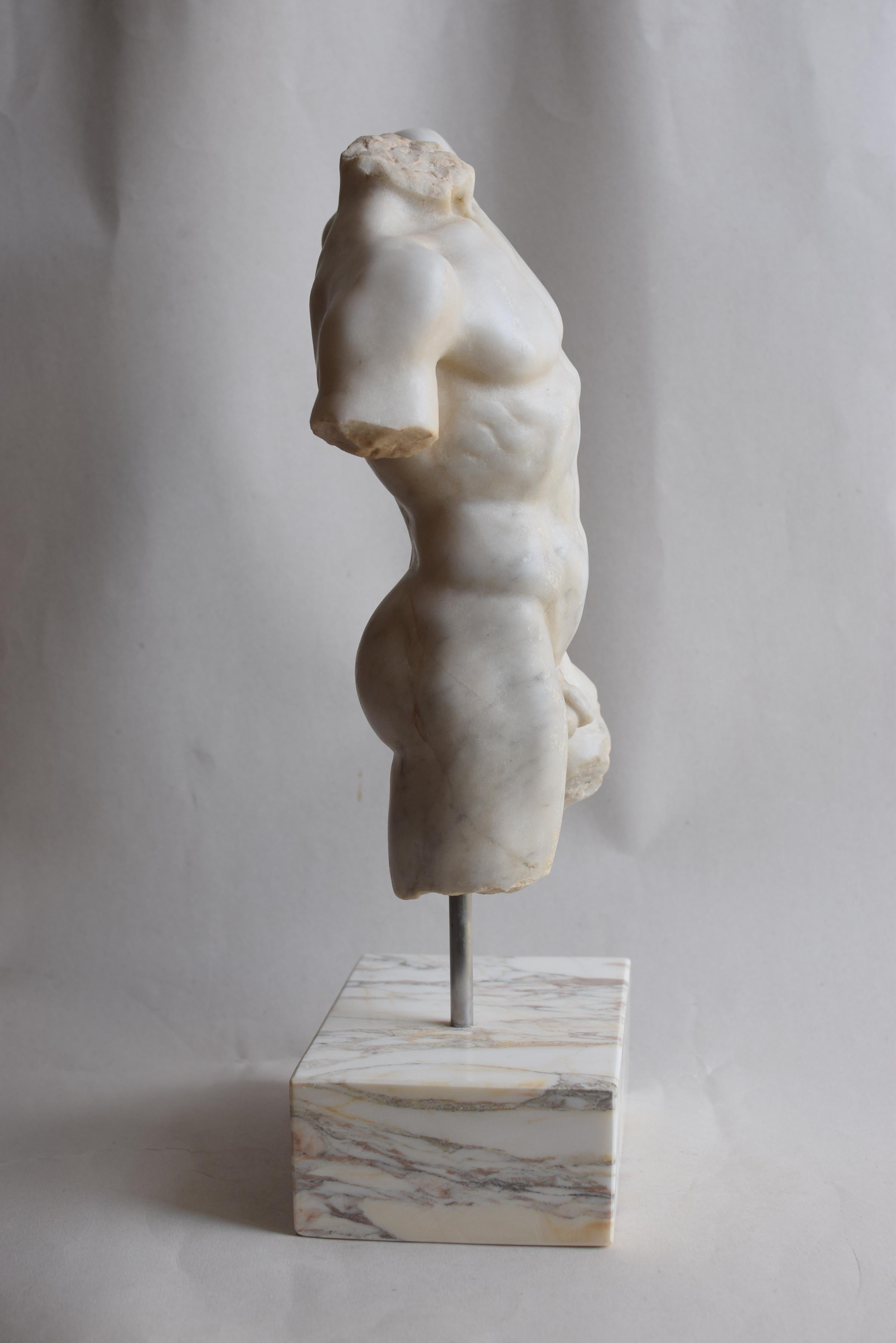 Hand-Crafted Torso maschile classico in marmo bianco di Carrara For Sale