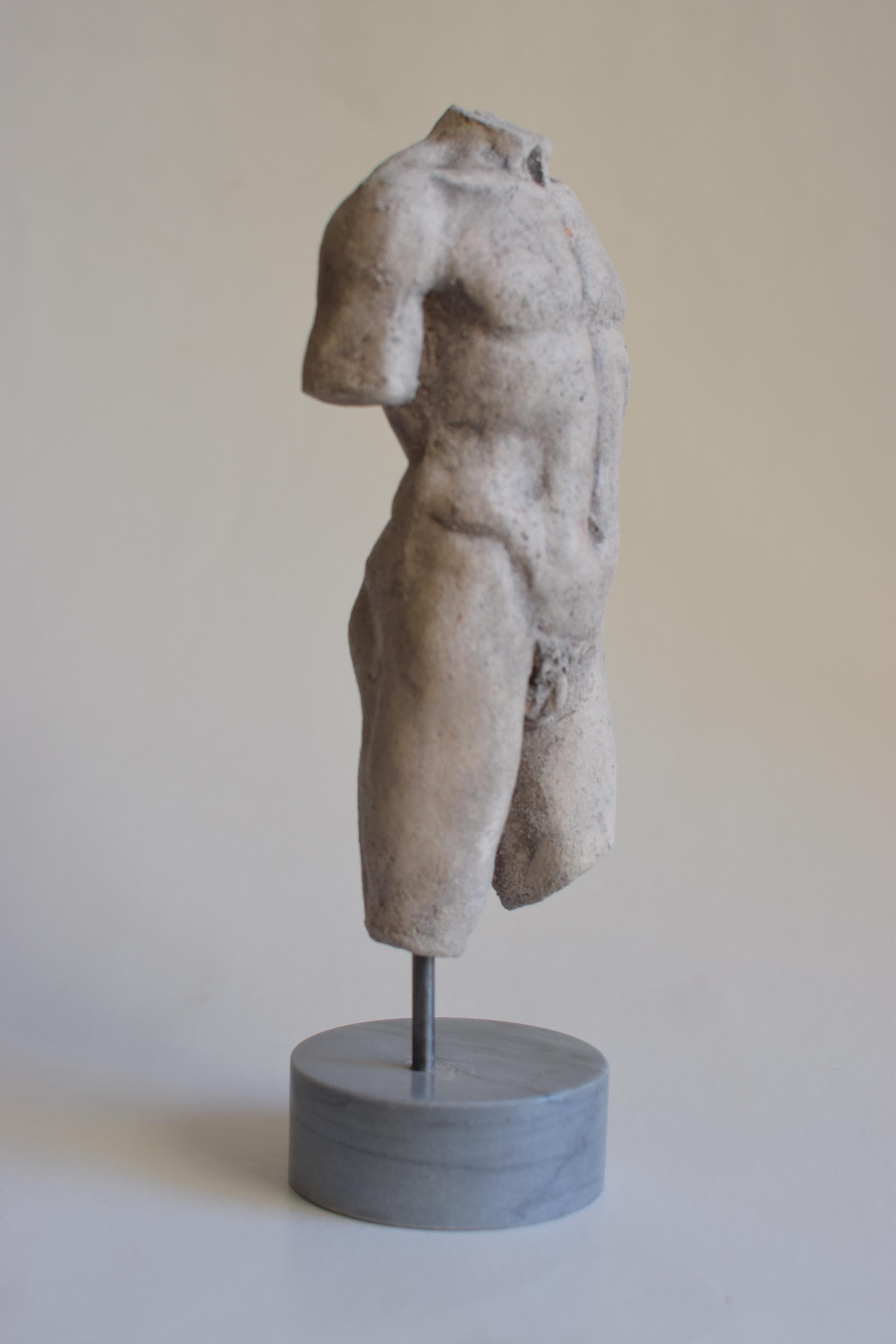 Greco Roman Torso maschile classico in ceramica -base in marmo - miniatura -made in Italy  For Sale