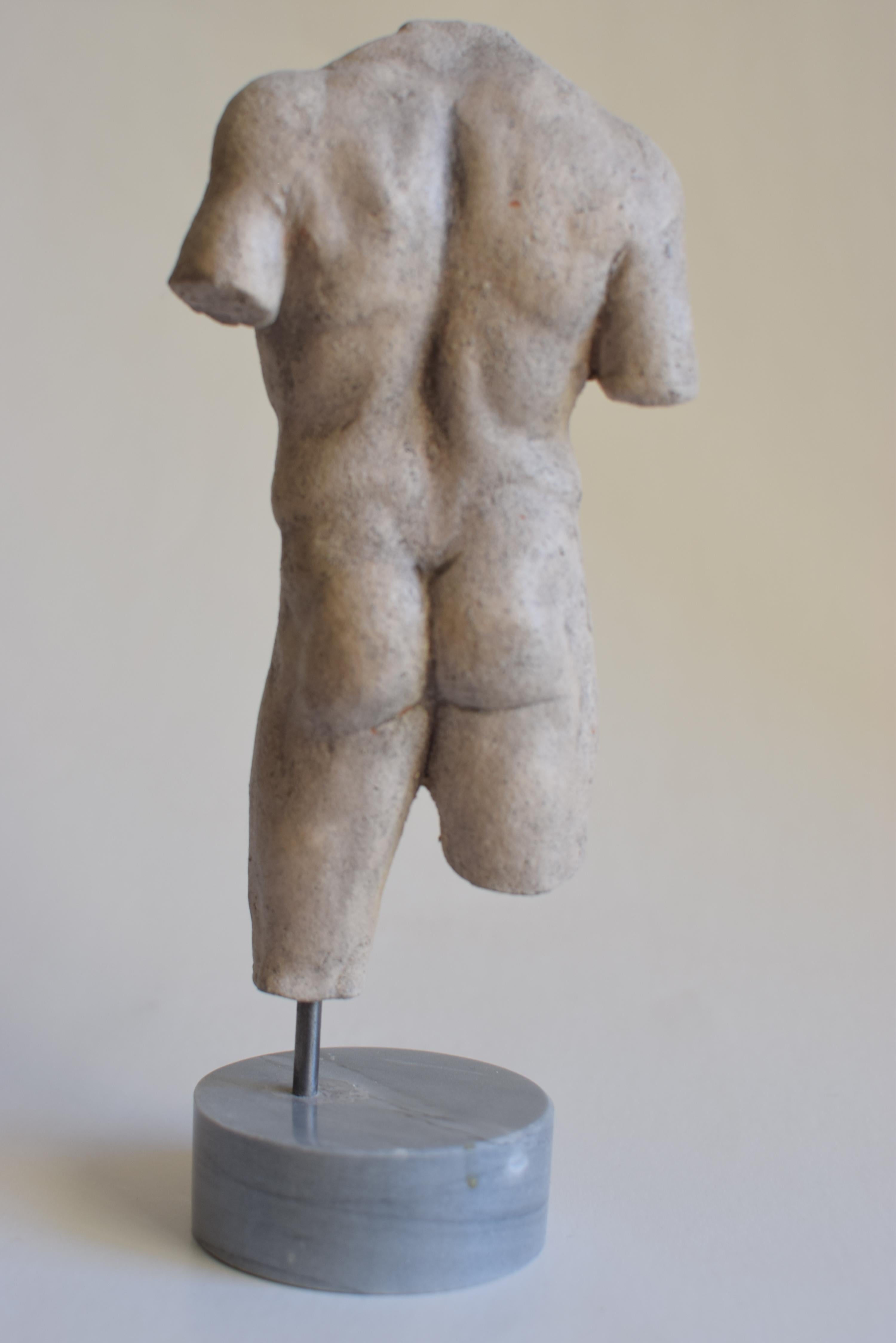 Greco-romano Torso maschile classico in ceramica -base in marmo - miniatura -made in Italy in vendita