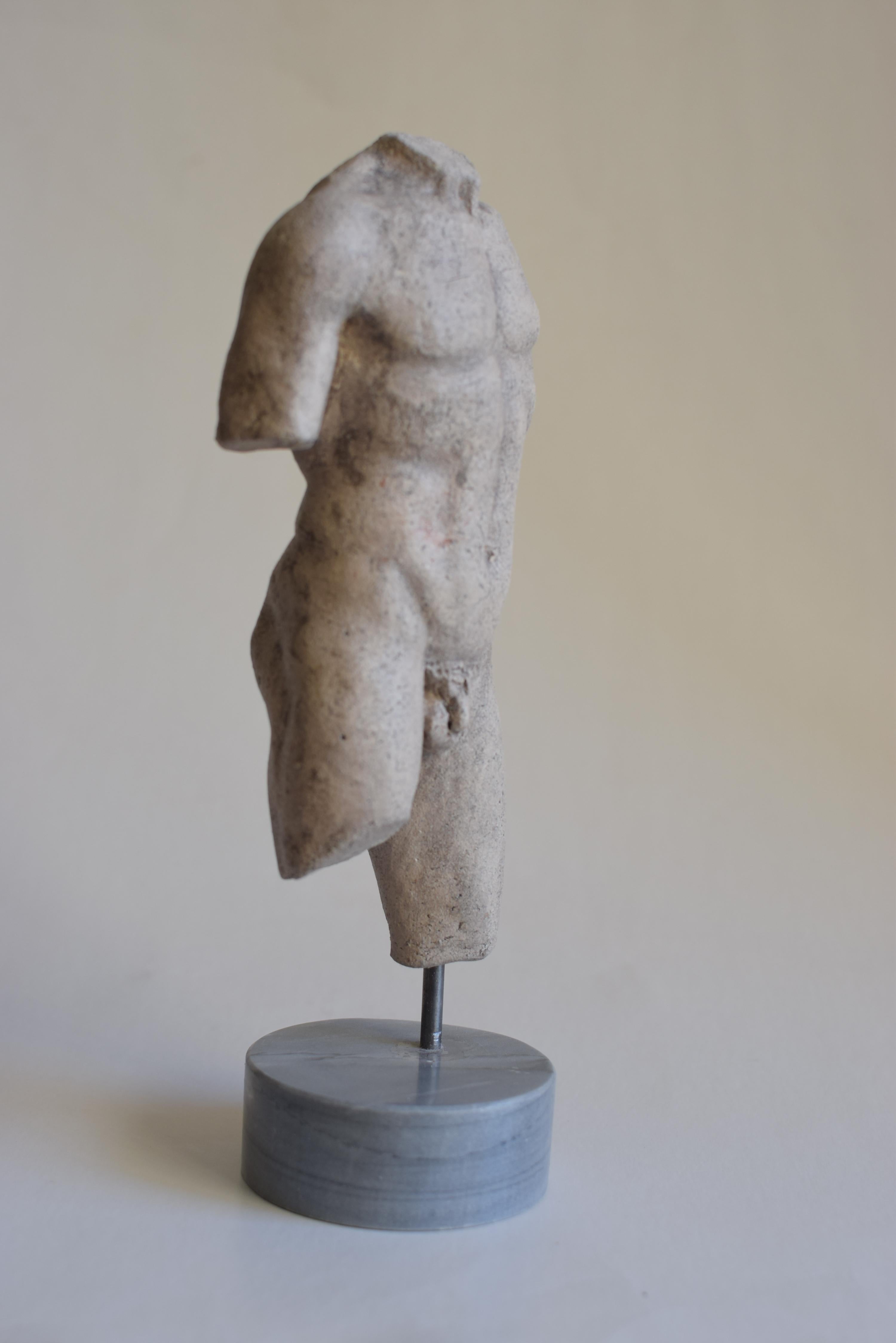 Torso maschile classico in ceramica -base in marmo - miniatura -made in Italy In condizioni ottime in vendita a Tarquinia, IT