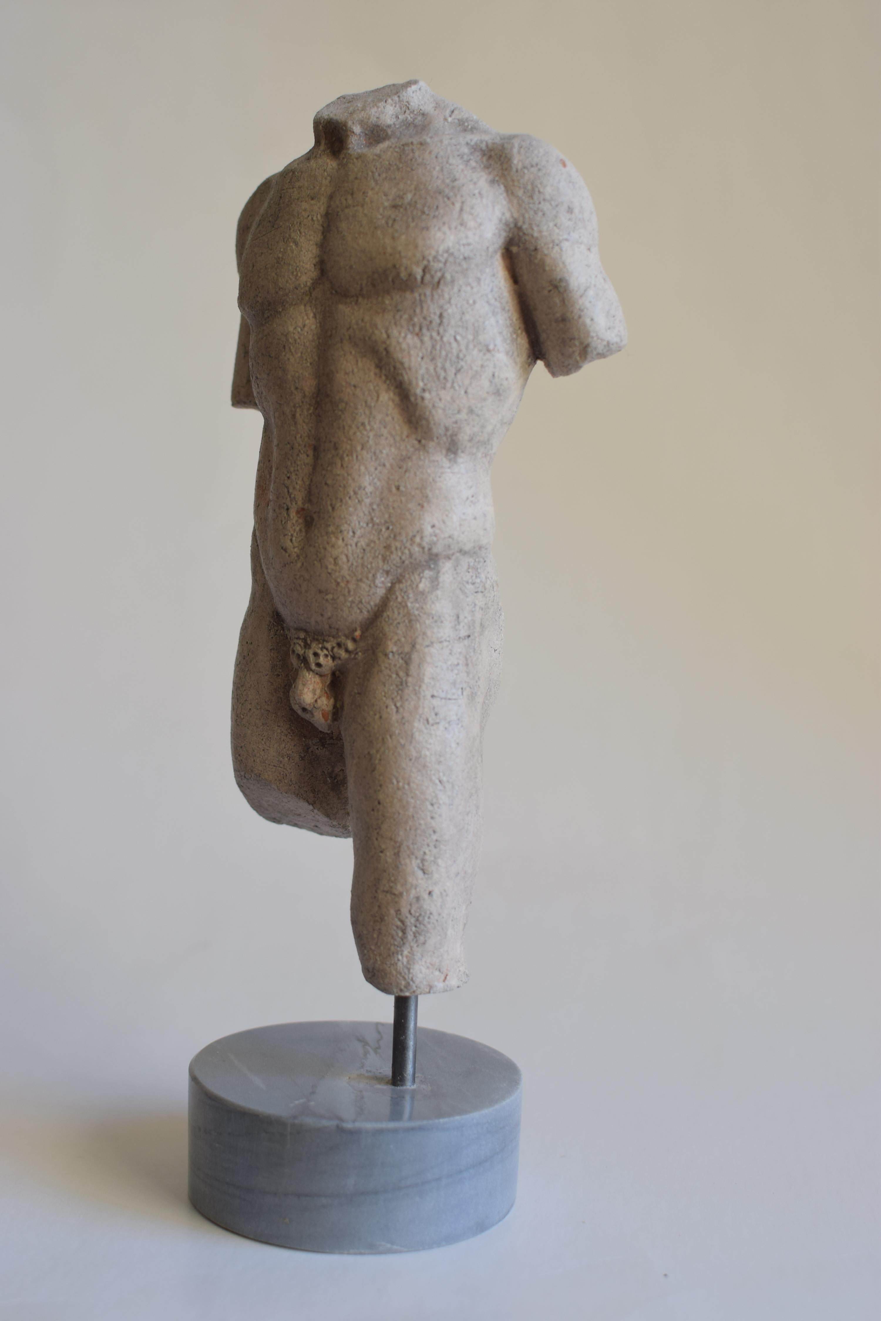 Periodo contemporaneo Torso maschile classico in ceramica -base in marmo - miniatura -made in Italy in vendita