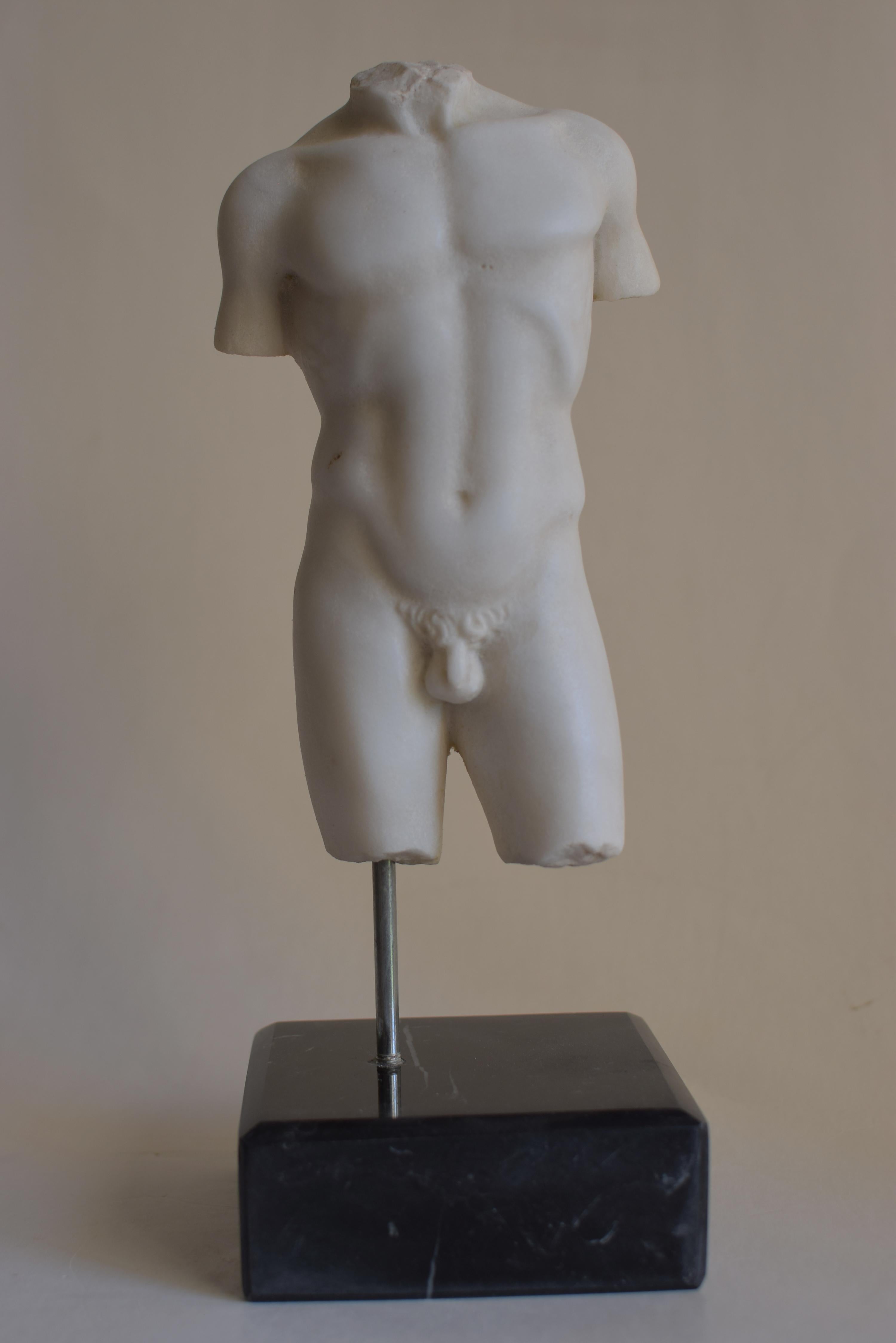 Klassischer männlicher Torso aus weißem Carrara-Marmor - Miniatur  (Klassisch-griechisch) im Angebot