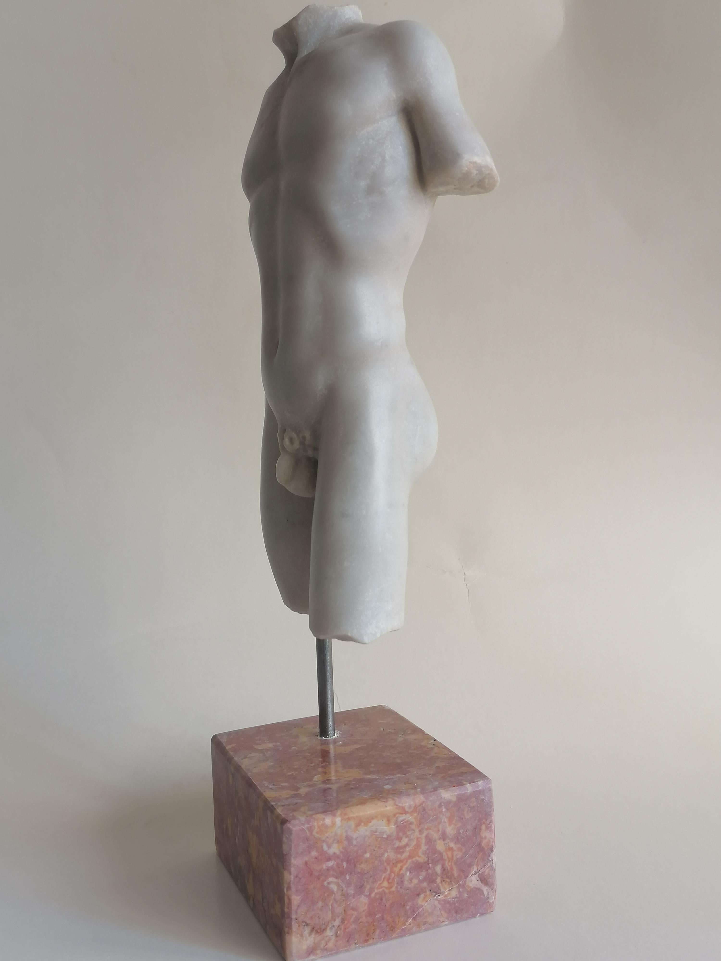 italien Torse d'homme classique en marbre blanc de Carrare - miniature en vente