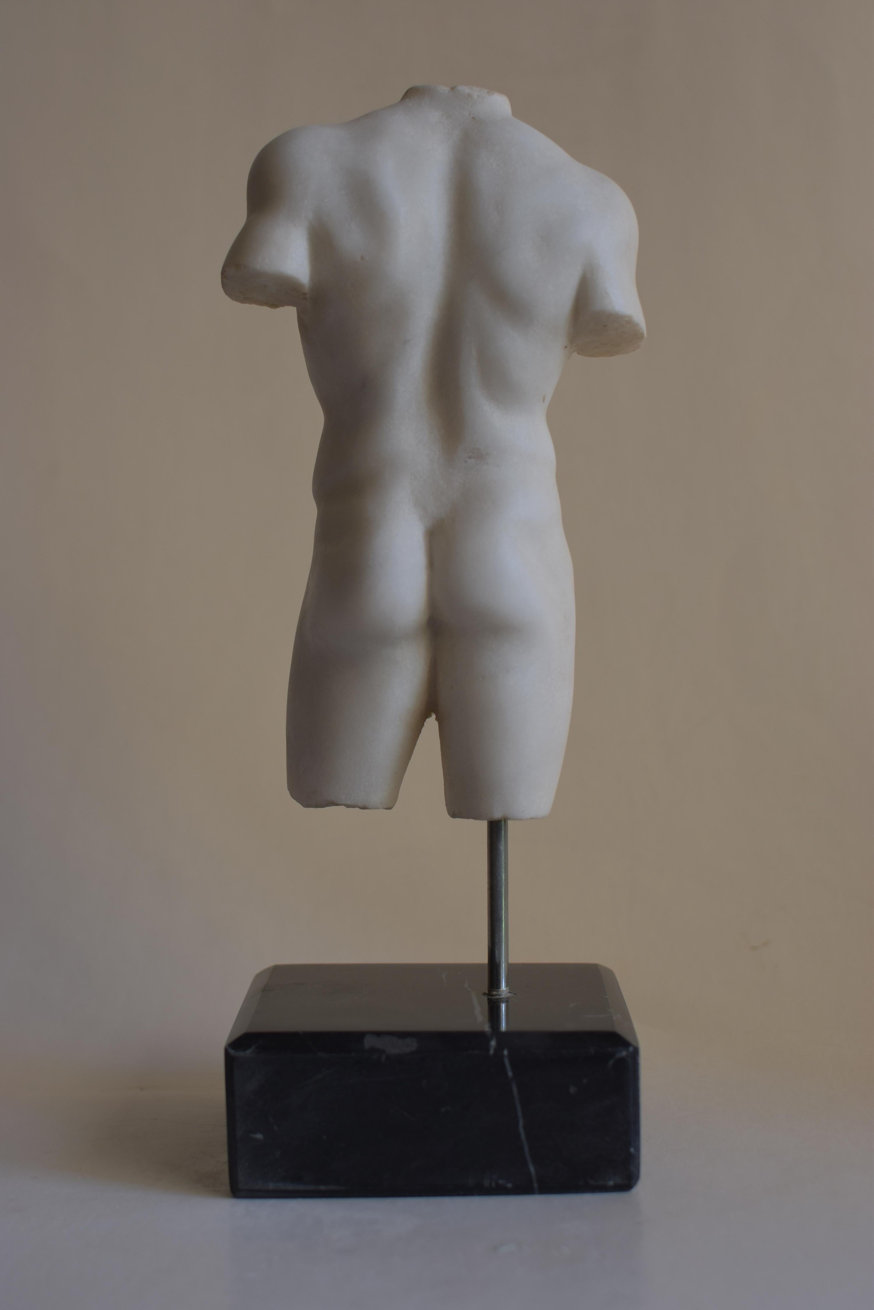 Klassischer männlicher Torso aus weißem Carrara-Marmor - Miniatur  (Handgefertigt) im Angebot