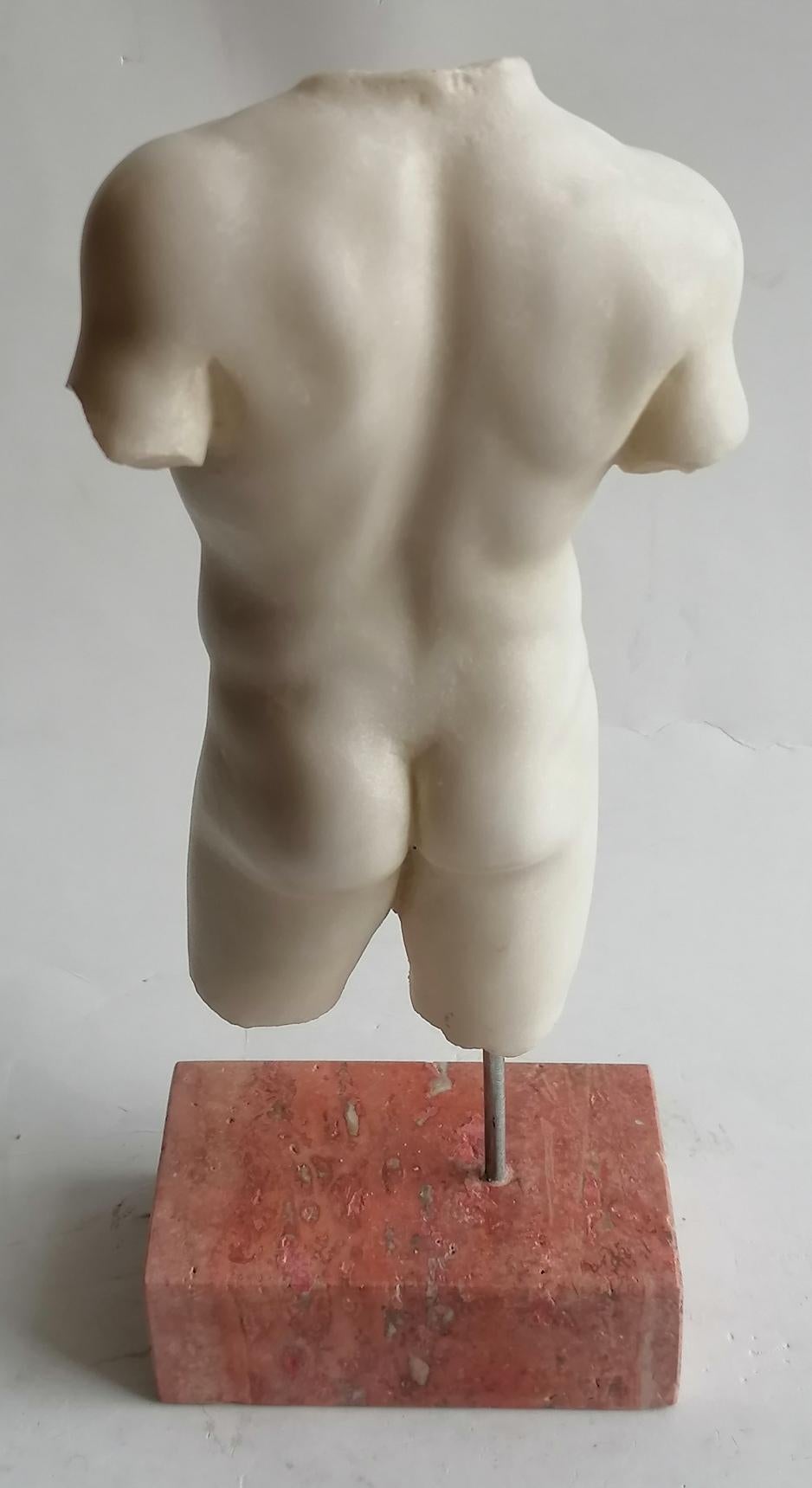 Torso maschile classico in marmo bianco Carrara - miniatura In Excellent Condition In Tarquinia, IT