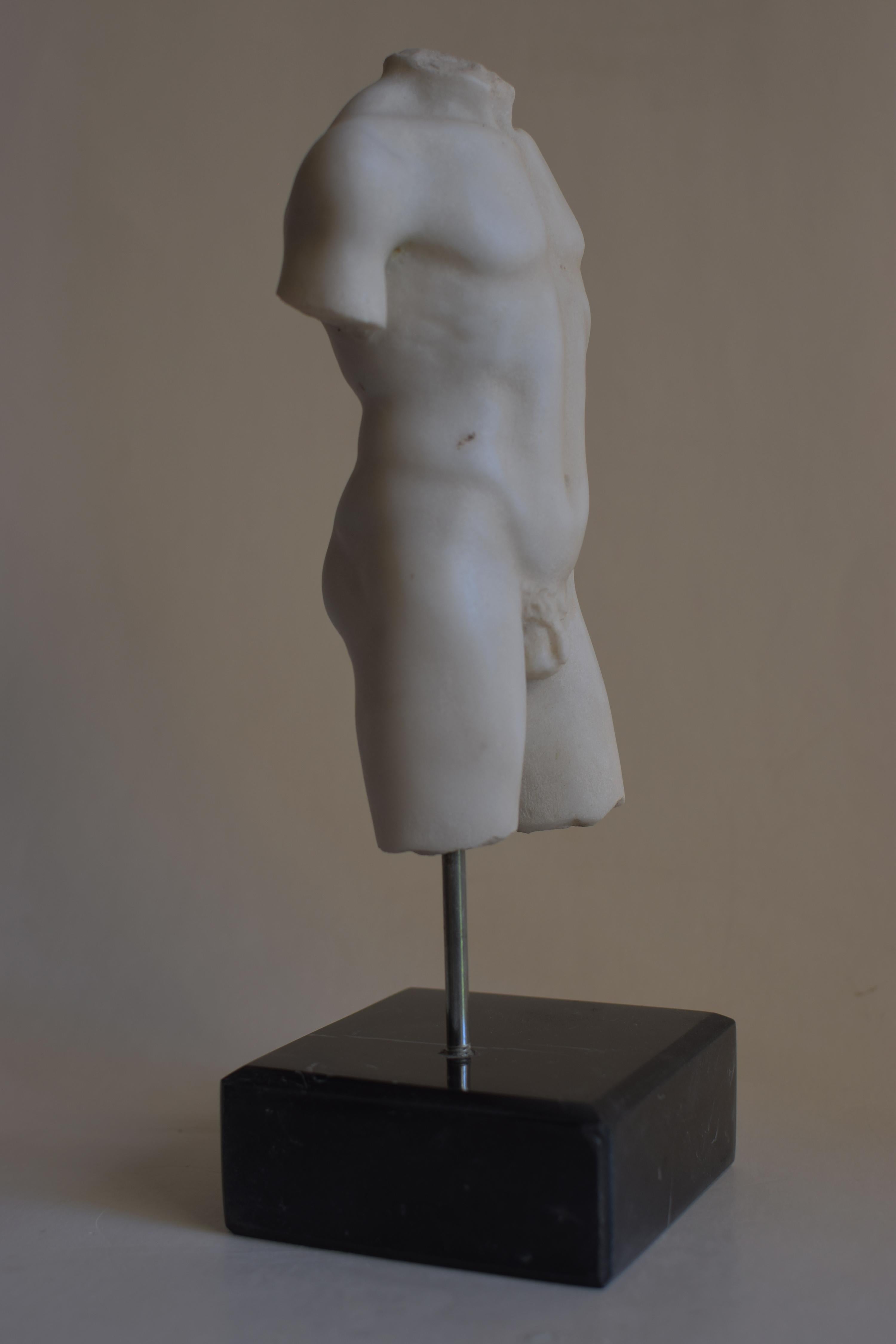 Classical male torso in white Carrara marble - miniature  In Excellent Condition For Sale In Tarquinia, IT