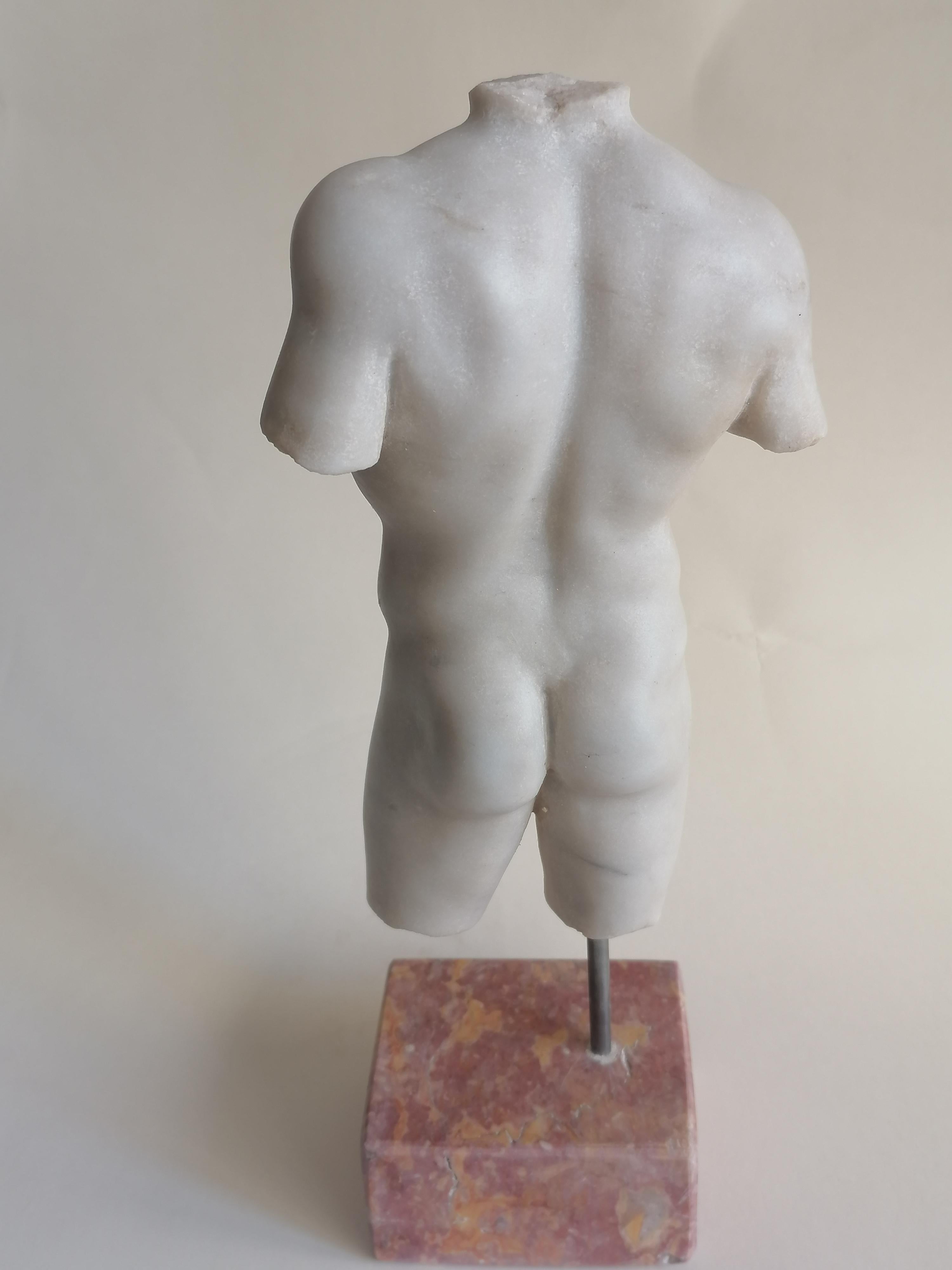 Torse d'homme classique en marbre blanc de Carrare - miniature Excellent état - En vente à Tarquinia, IT