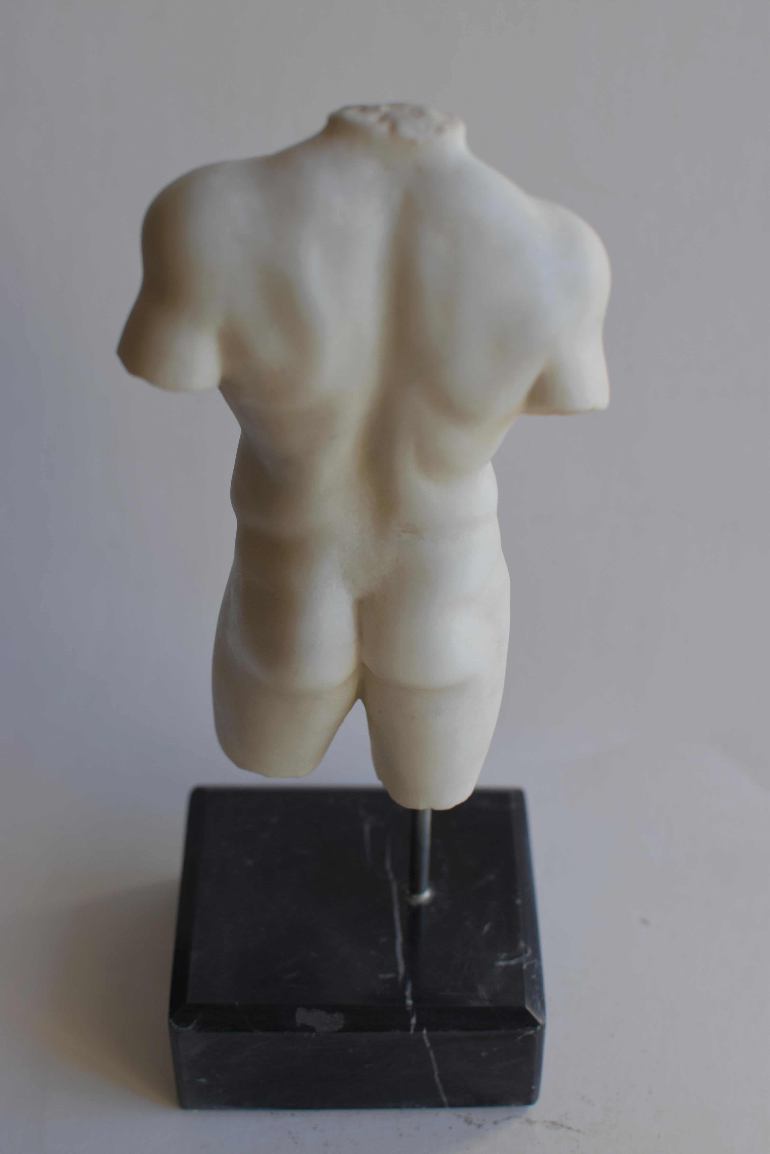 Klassischer männlicher Torso aus weißem Carrara-Marmor - Miniatur  (Zeitgenössisch) im Angebot