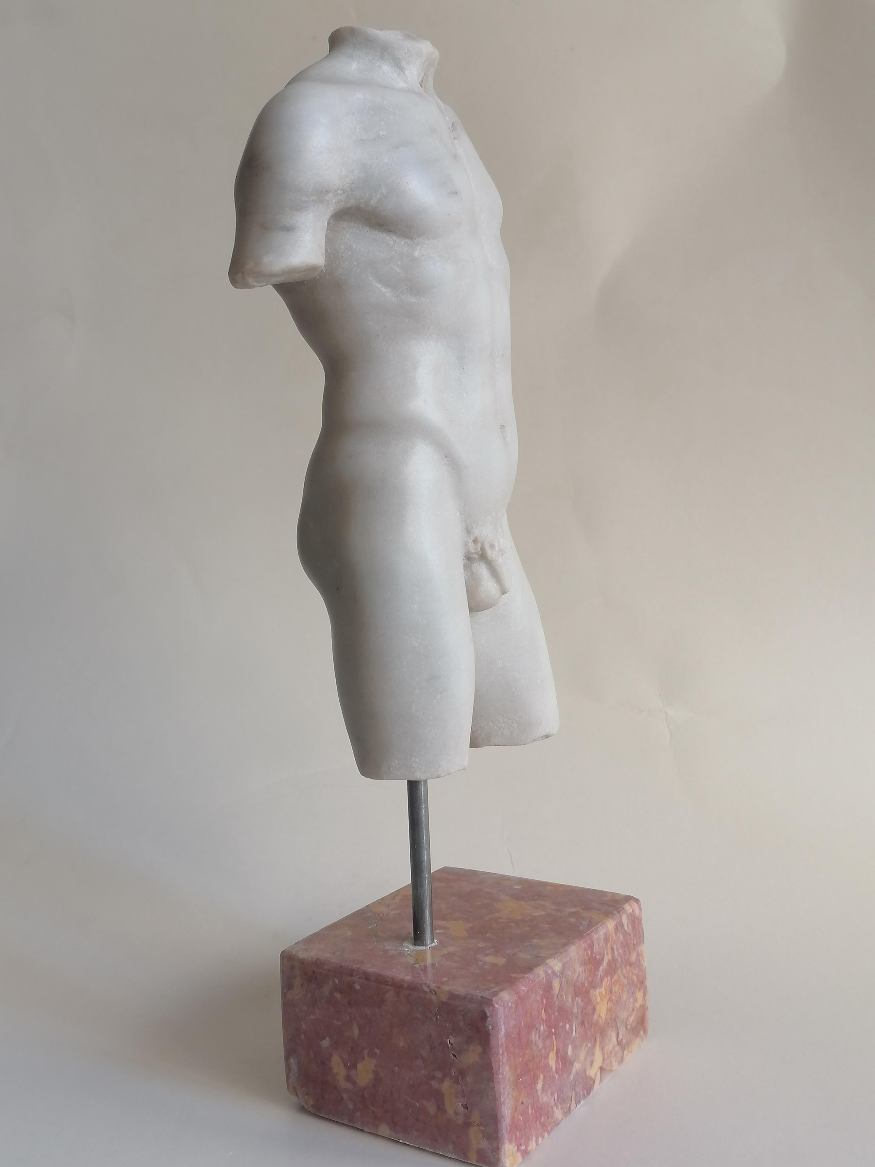XXIe siècle et contemporain Torse d'homme classique en marbre blanc de Carrare - miniature en vente