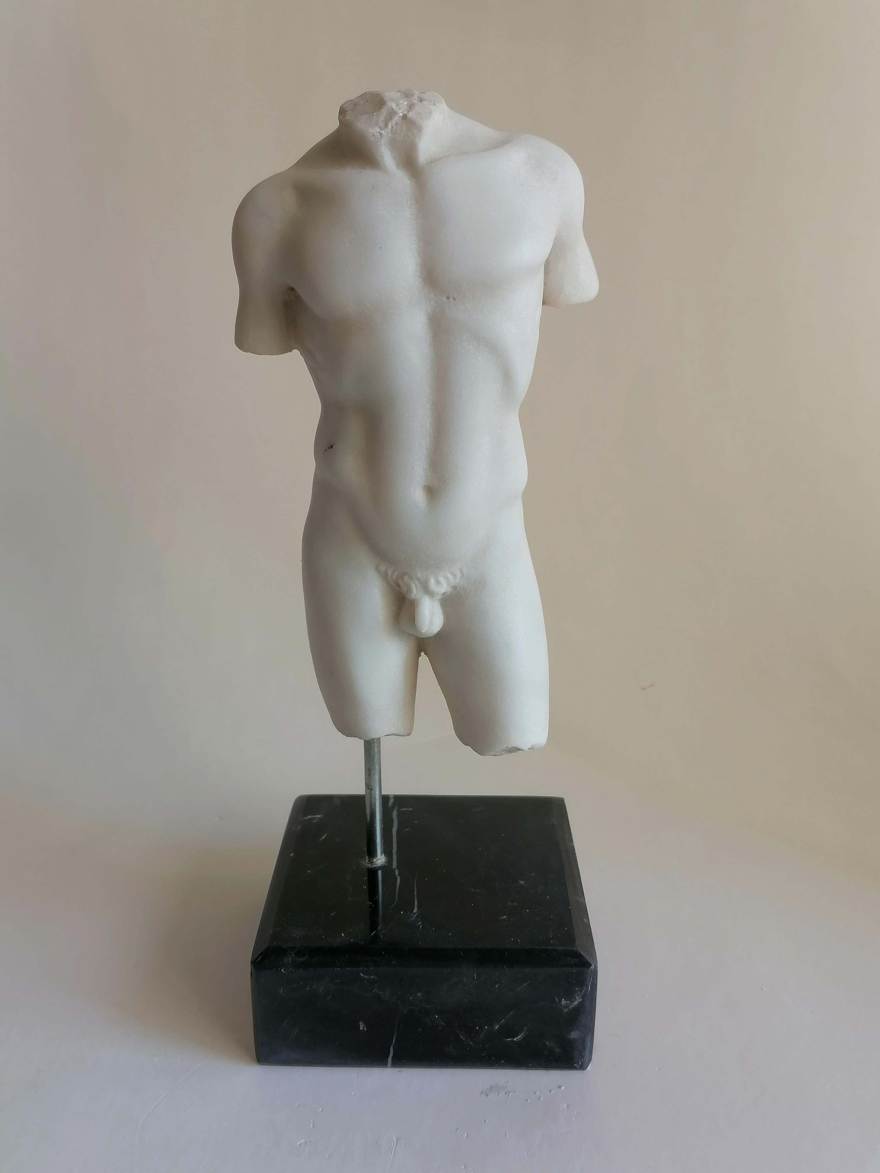 Klassischer männlicher Torso aus weißem Carrara-Marmor - Miniatur  im Angebot 1