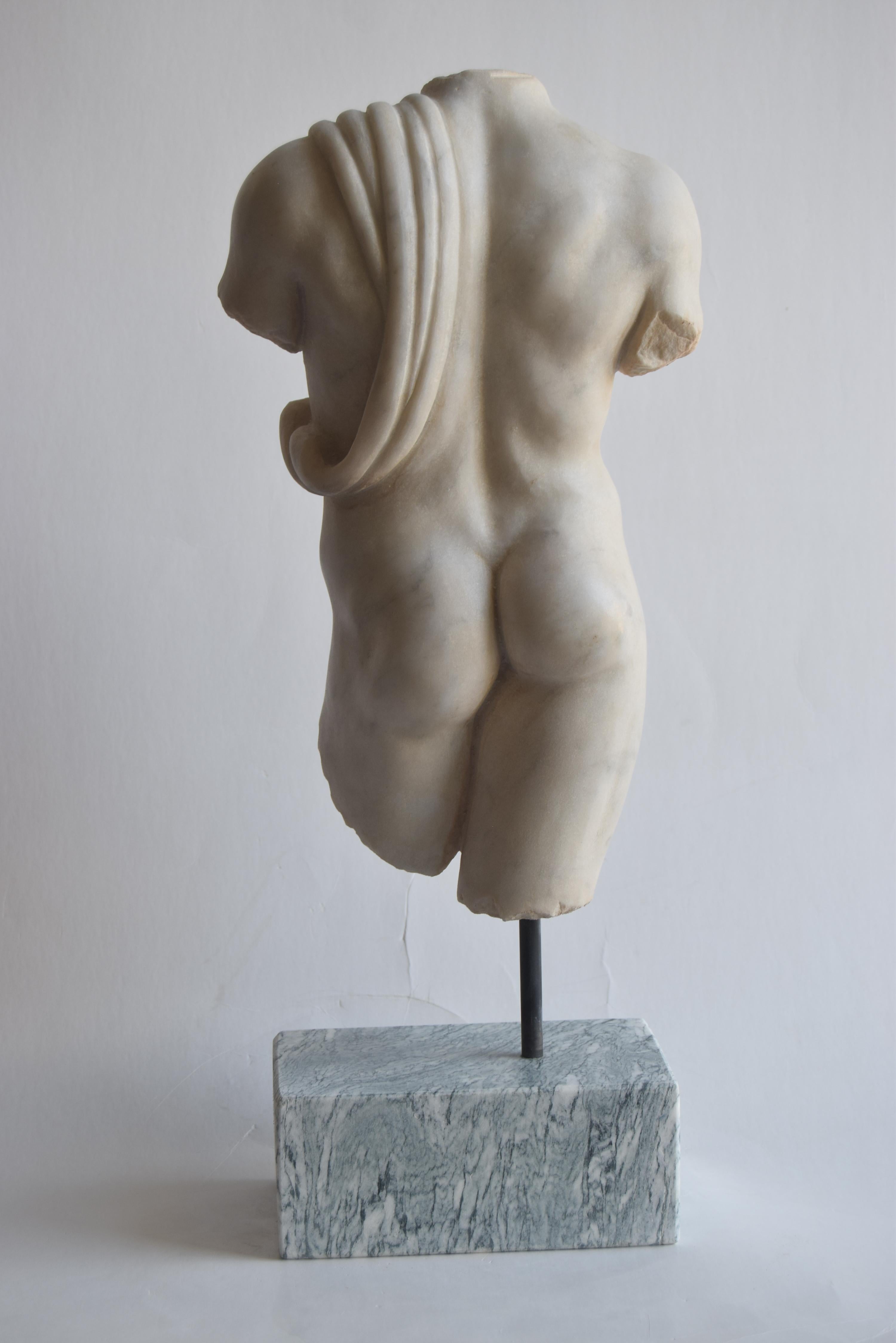 Classical male torso carved on white Carrara marble -made in Italy In Good Condition For Sale In Tarquinia, IT