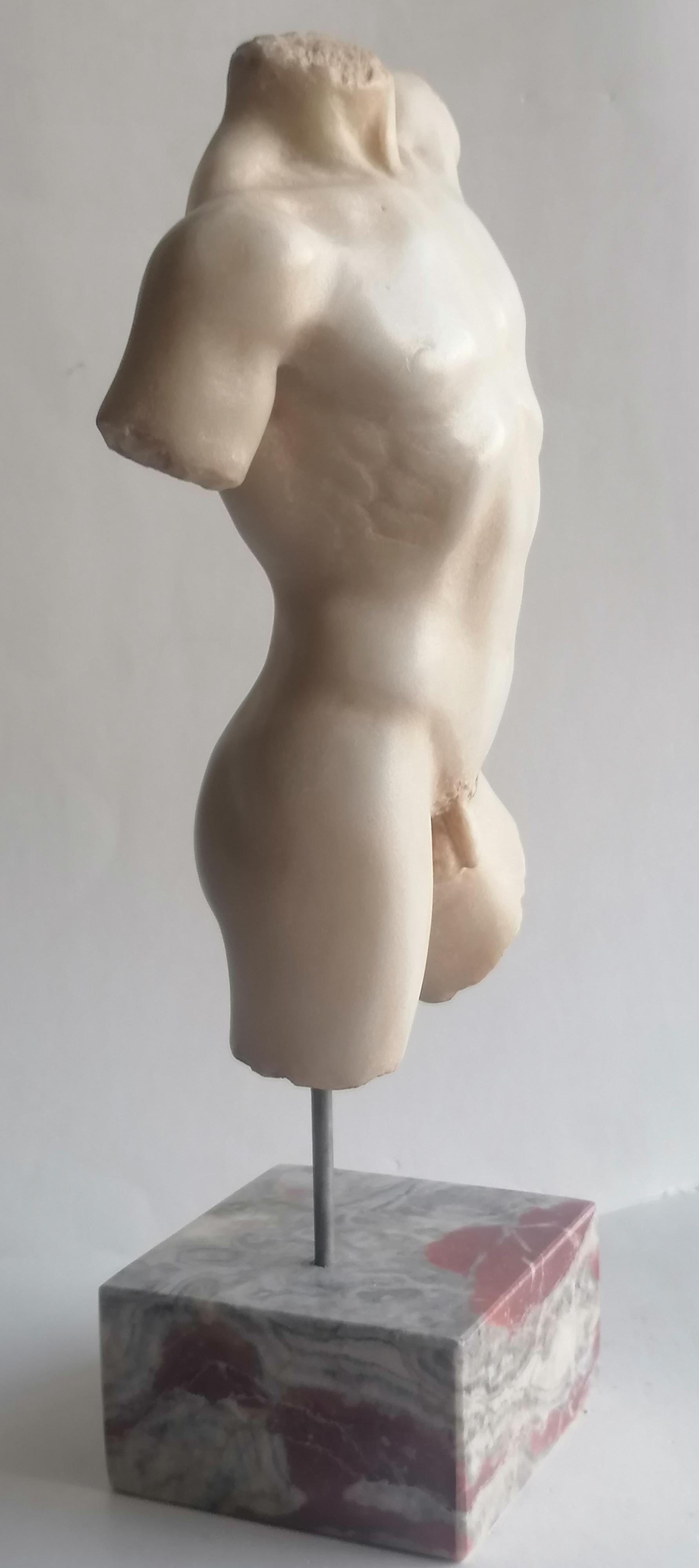 Late 20th Century Torse d'homme classique sculpté sur marbre blanc de Carrare - fabriqué en Italie en vente
