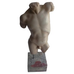 Torse d'homme classique sculpté sur marbre blanc de Carrare - fabriqué en Italie