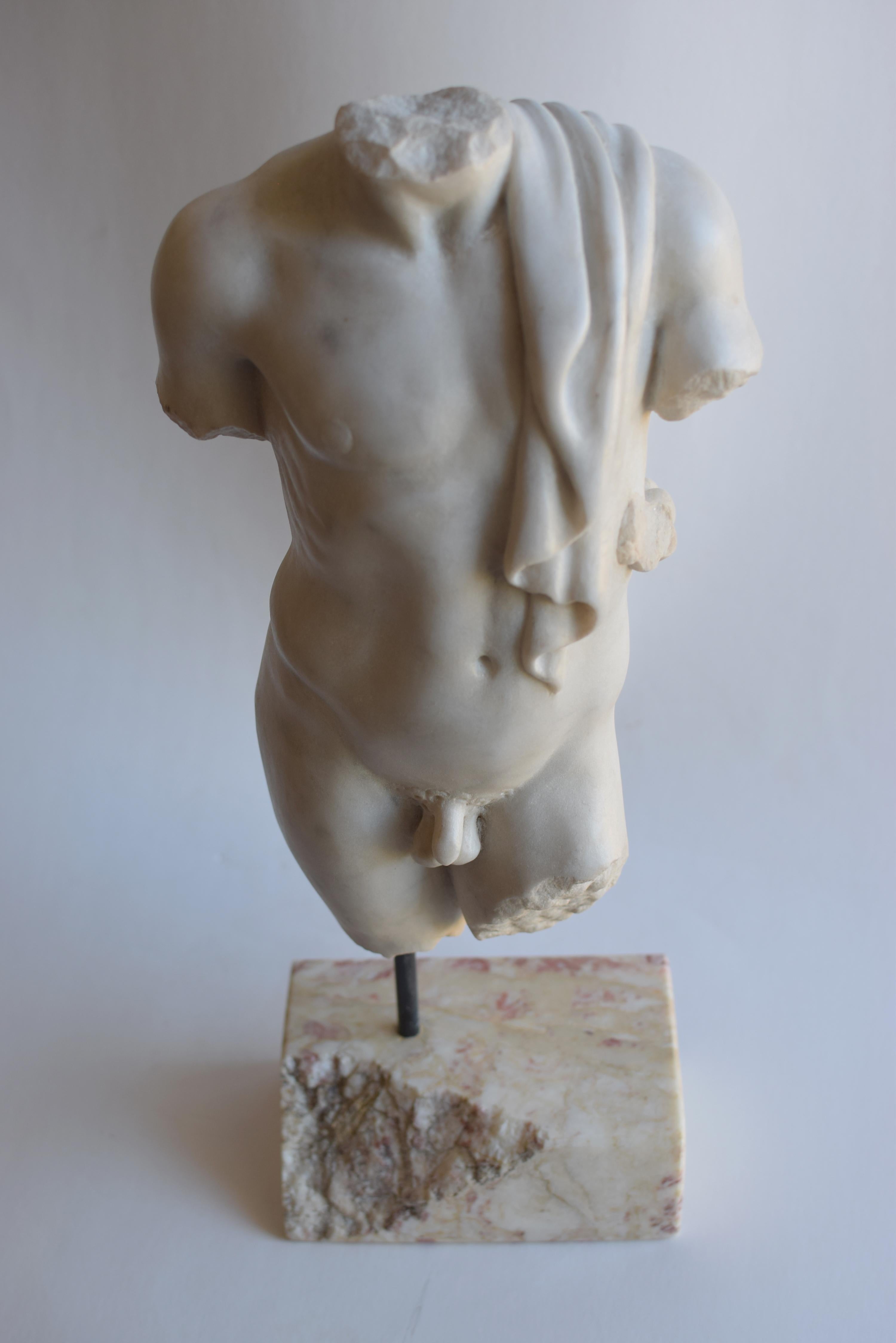 Greco Roman Torso maschile con panneggio. scolpito su marmo bianco di Carrara For Sale