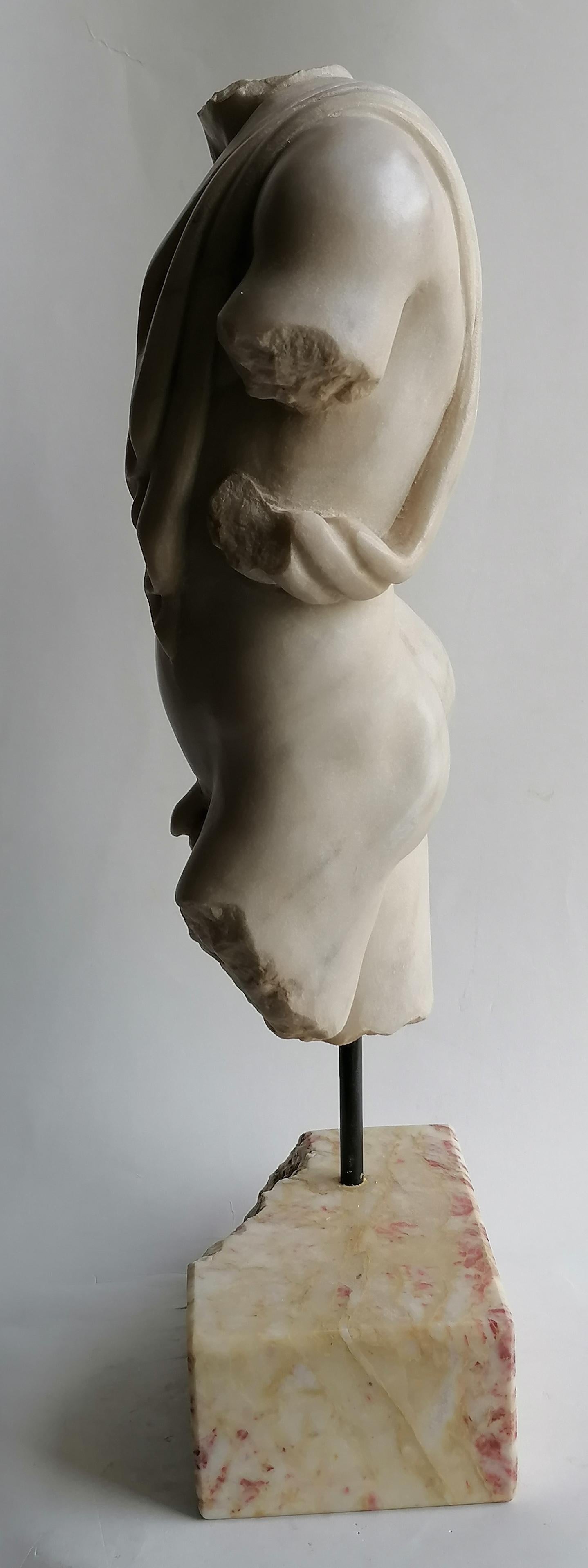 Fait main Torse masculin avec draperie. sculpté sur marbre blanc de Carrare en vente
