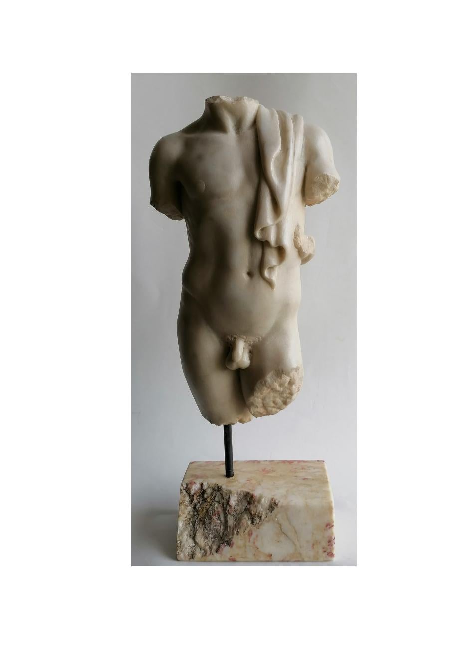 Late 20th Century Torso maschile con panneggio. scolpito su marmo bianco di Carrara For Sale