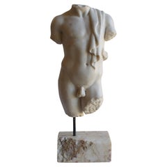 Vintage Torso maschile con panneggio. scolpito su marmo bianco di Carrara