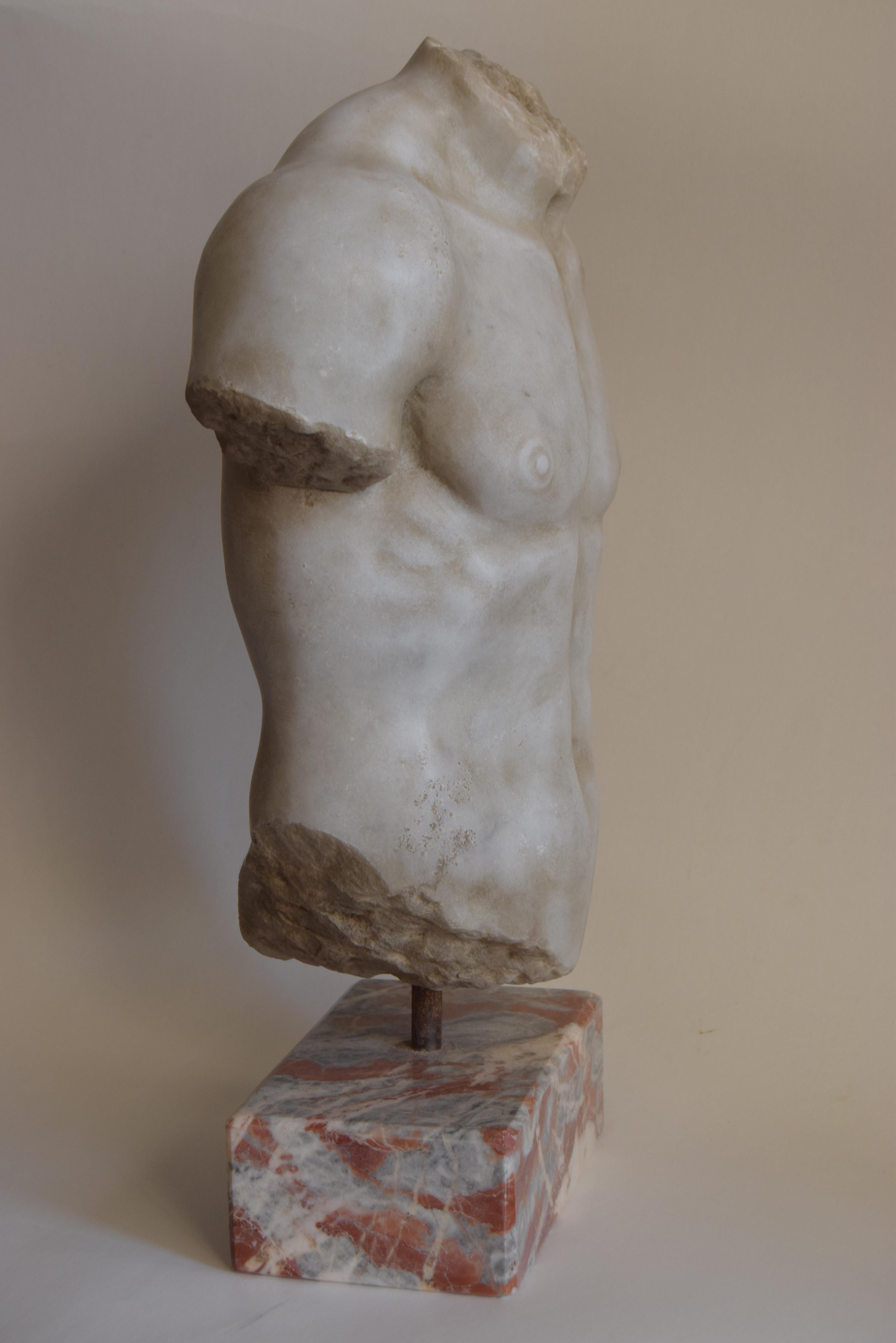 Hand-Crafted Torso maschile in marmo bianco di Carrara - Discoforo For Sale