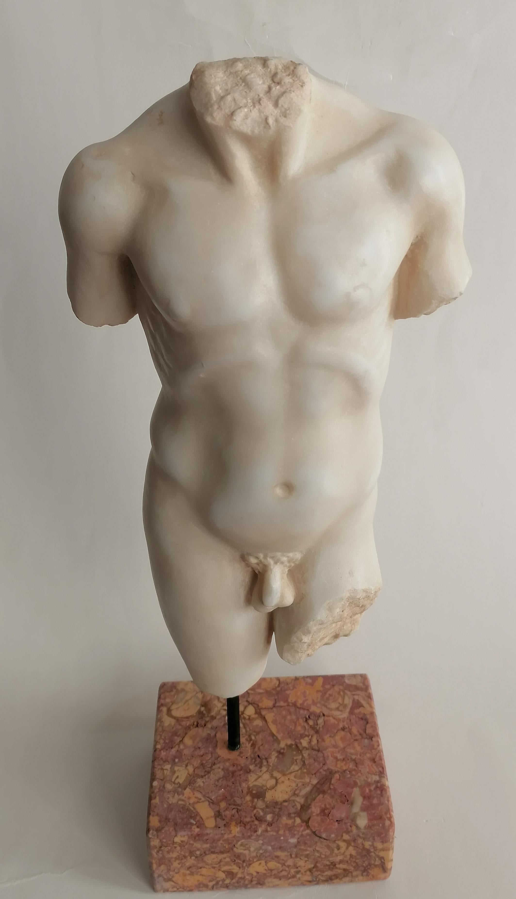 Italian Torso maschile in stile classico- marmo bianco di Carrara -Kouros in vendita