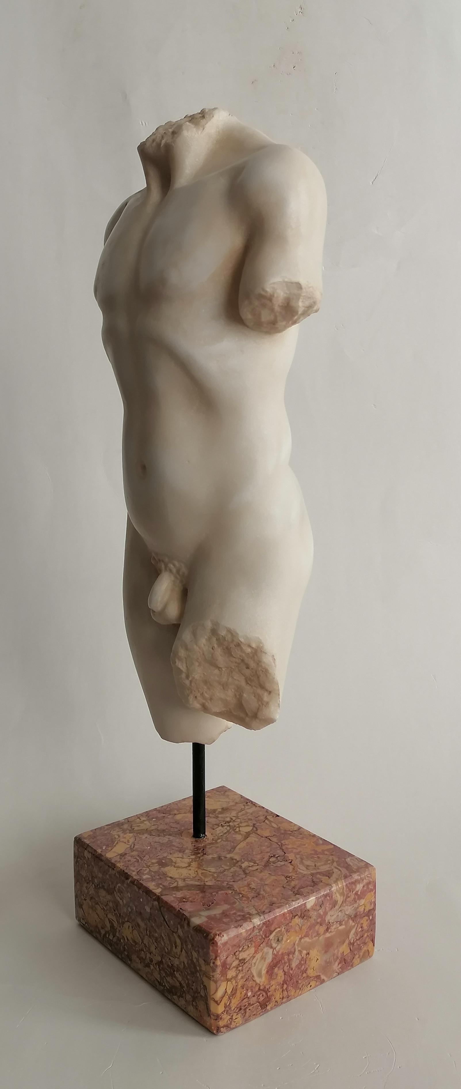 Fatto a mano Torso maschile in stile classico- marmo bianco di Carrara -Kouros in vendita