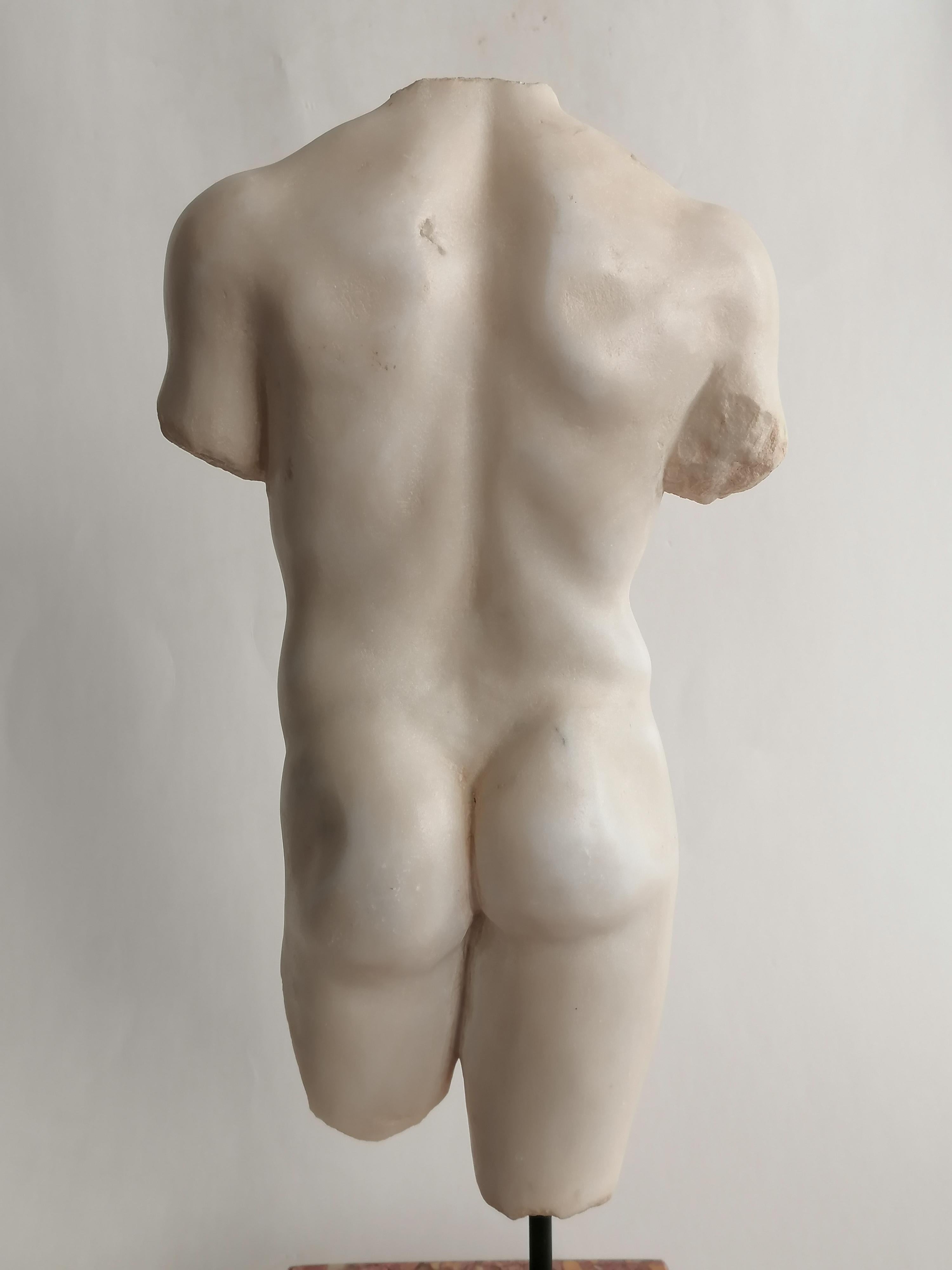 Torso maschile in stile classico- marmo bianco di Carrara -Kouros In condizioni buone in vendita a Tarquinia, IT