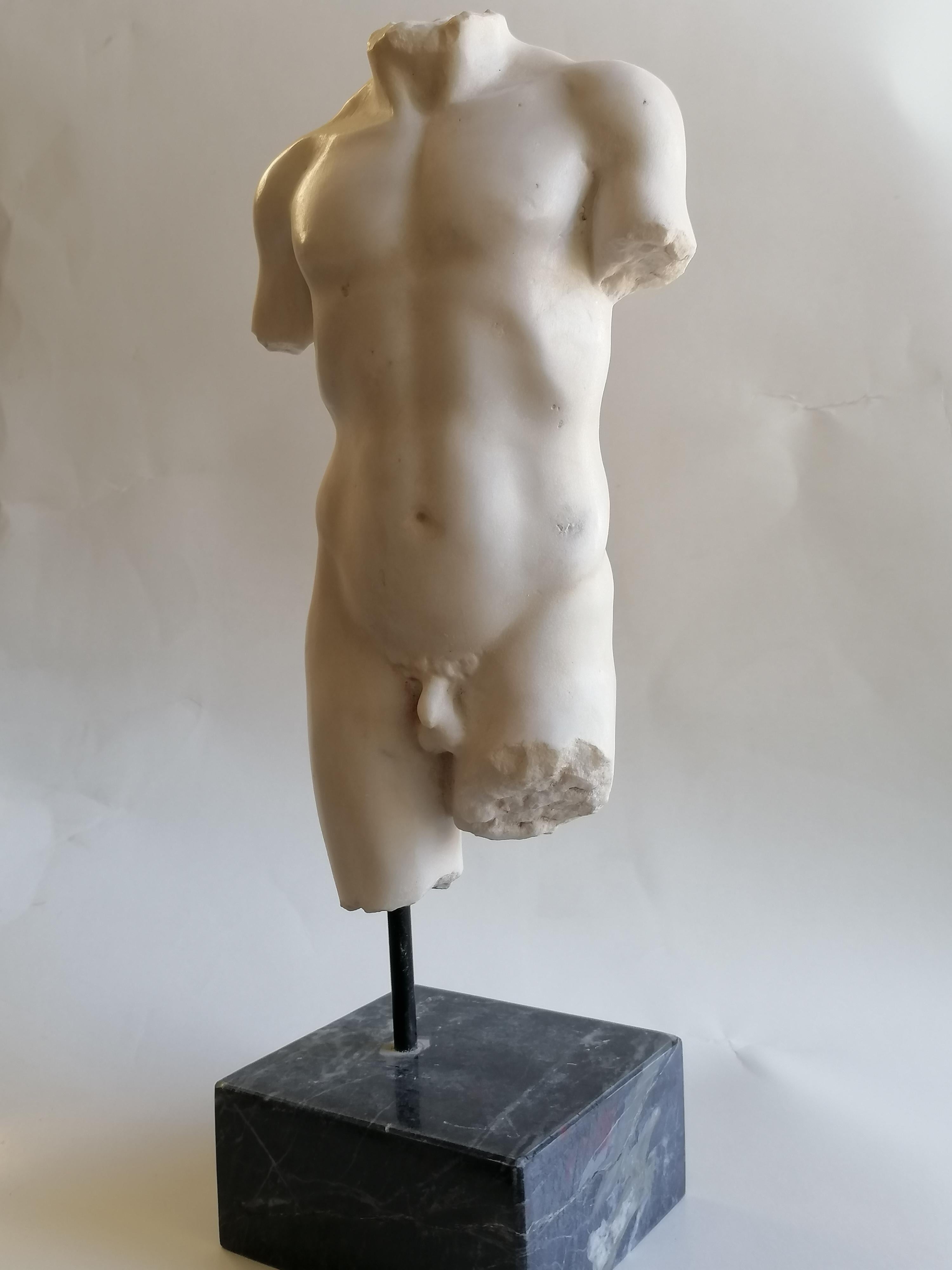 Late 20th Century Torso maschile in stile classico- marmo bianco di Carrara -Kouros in vendita