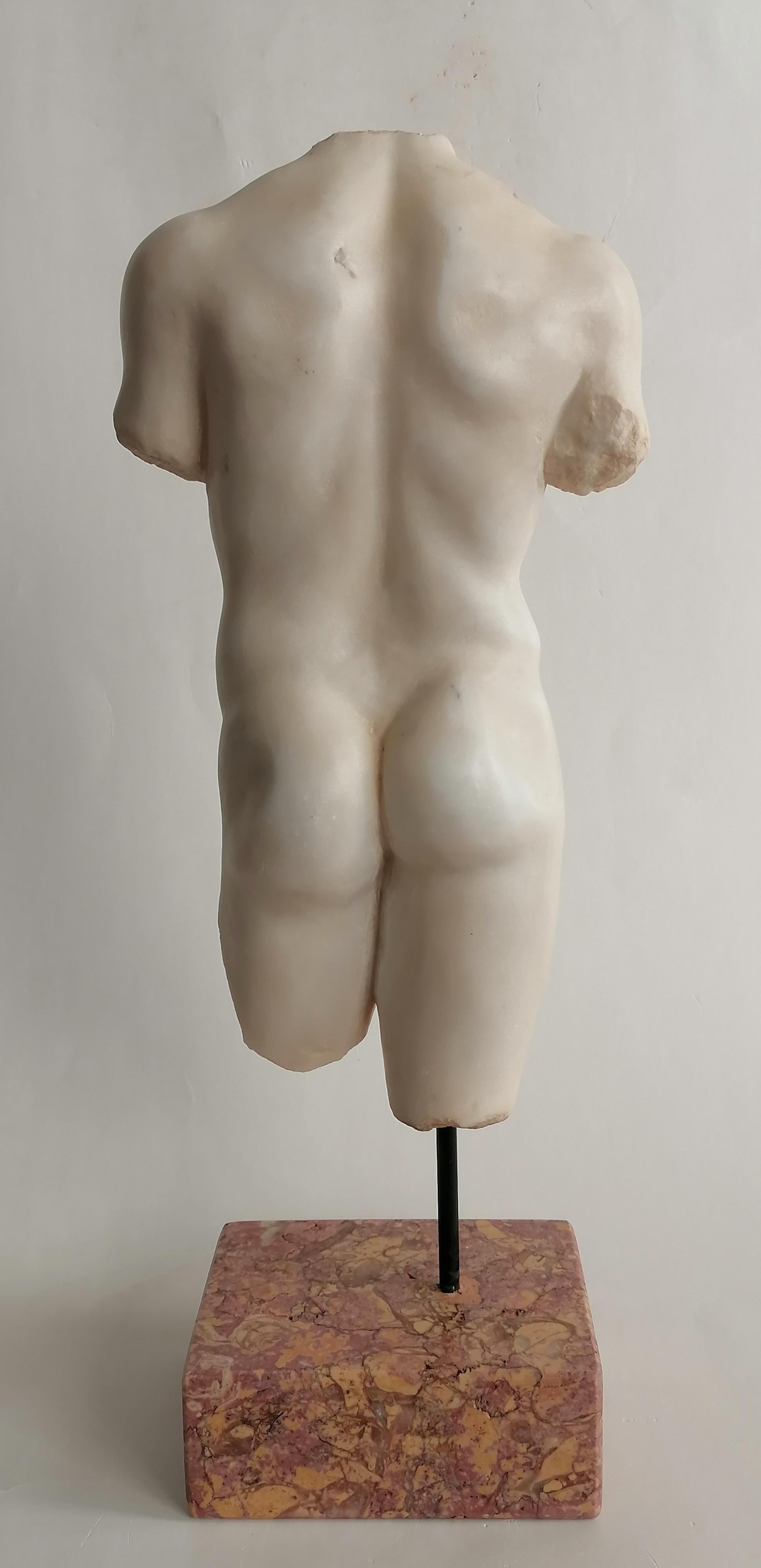 Late 20th Century Torso maschile in stile classico- marmo bianco di Carrara -Kouros in vendita