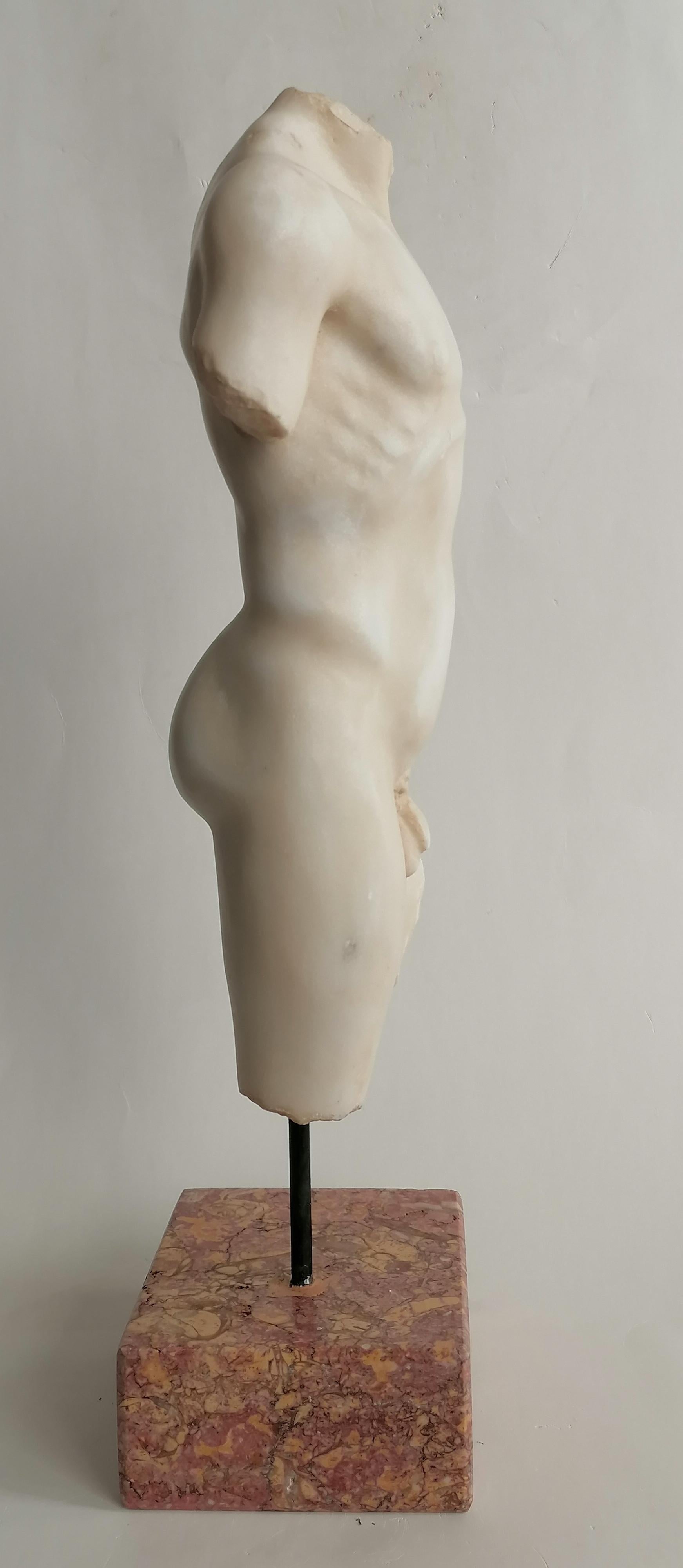Marmo Torso maschile in stile classico- marmo bianco di Carrara -Kouros in vendita