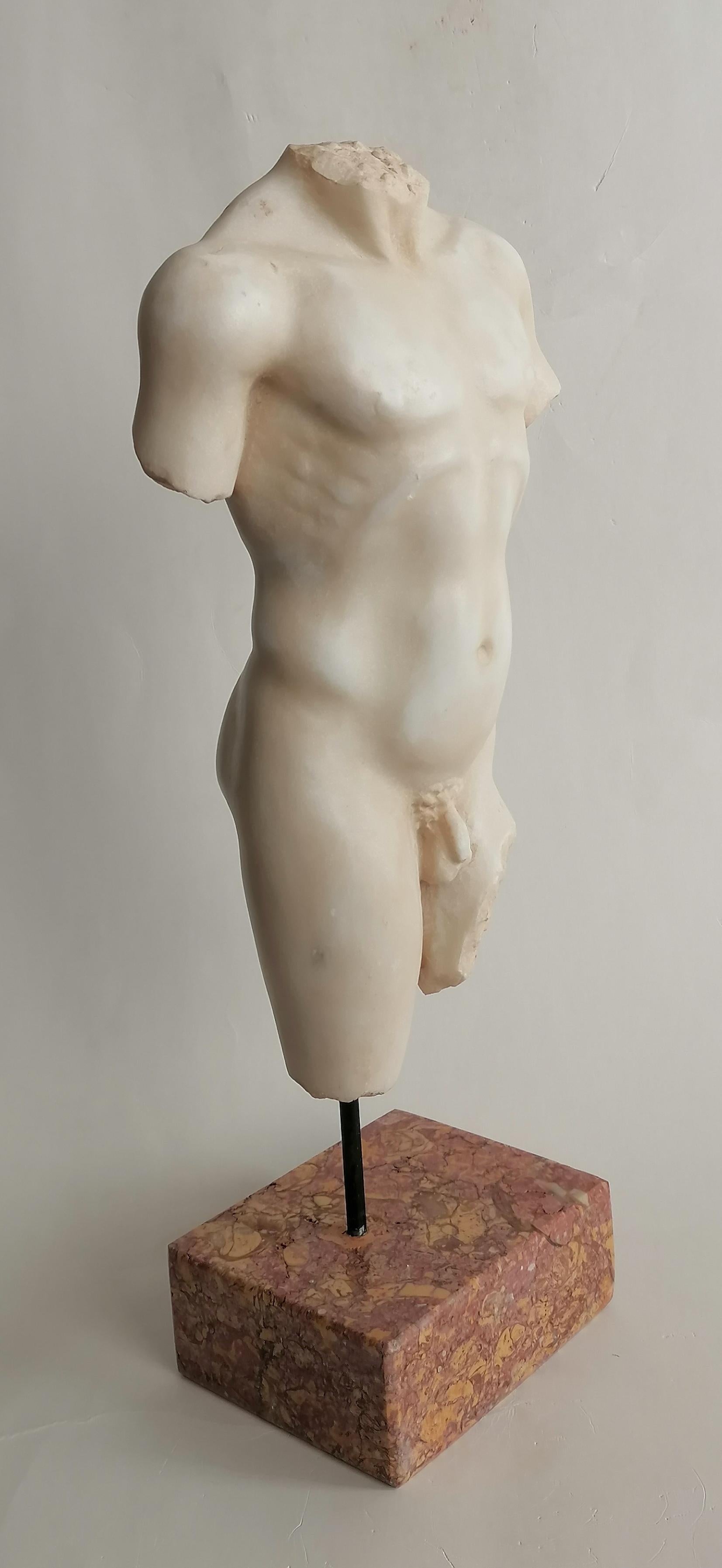 Greco classico Torso maschile in stile classico- marmo bianco di Carrara -Kouros in vendita
