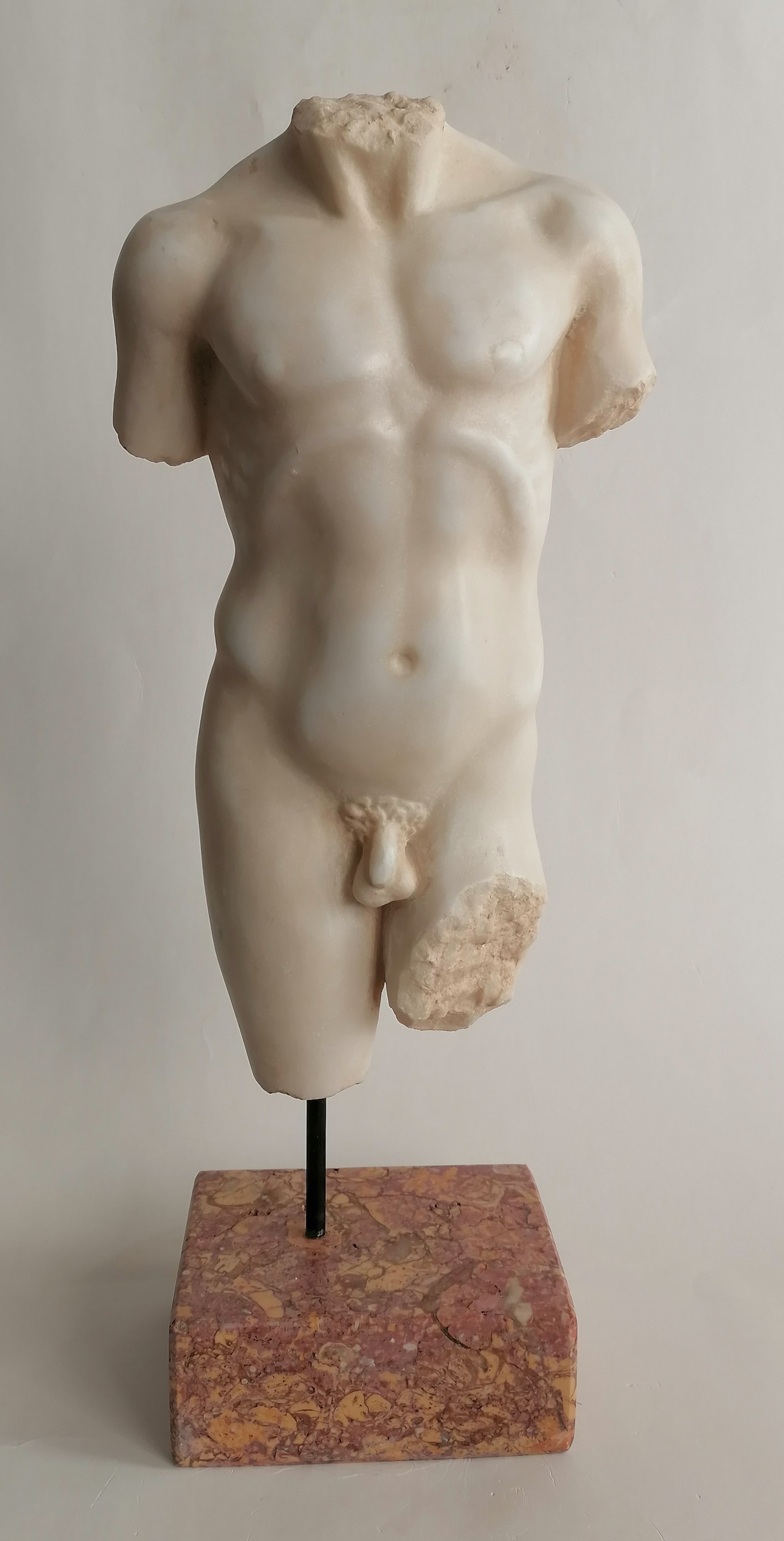 Torso masculino de estilo clásico - mármol blanco de Carrara -Kouros