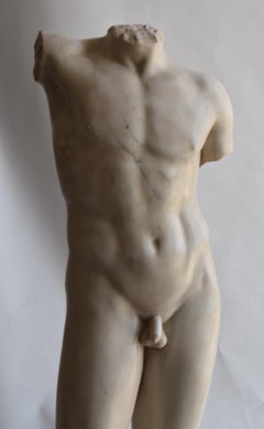 Torso maschile in stile Grecia classica scolpito su marmo bianco di Carrara