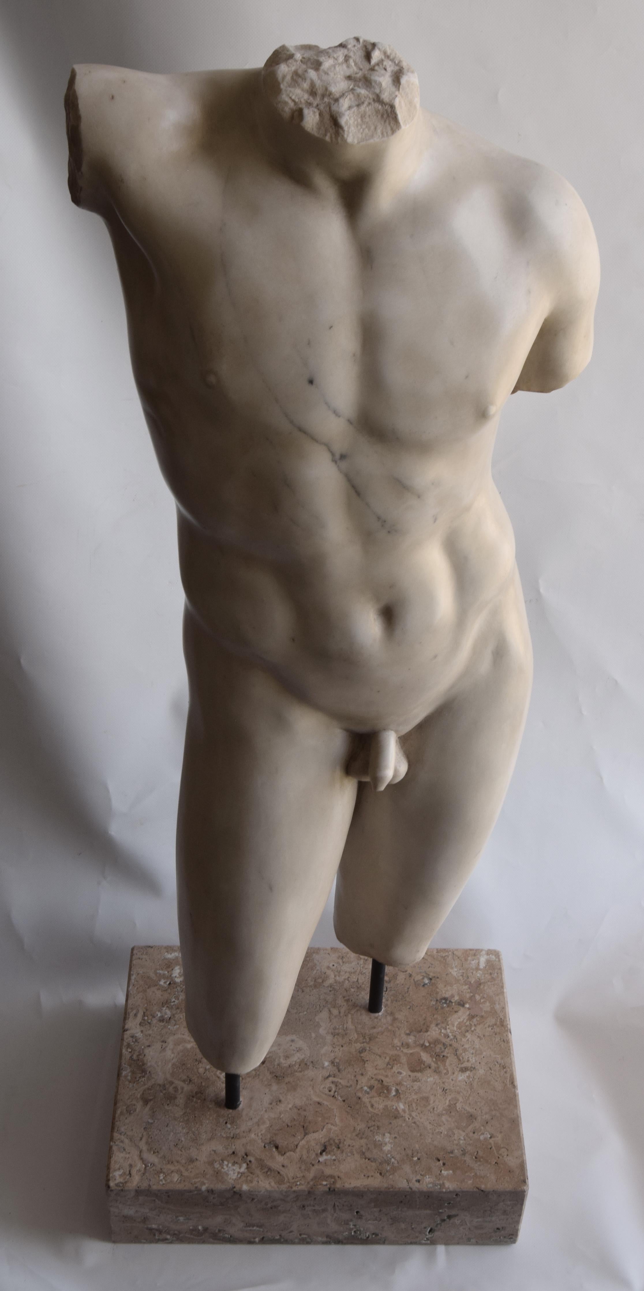 Hellénistique Torso maschile in stile Grecia classica scolpito su marmo bianco di Carrara en vente