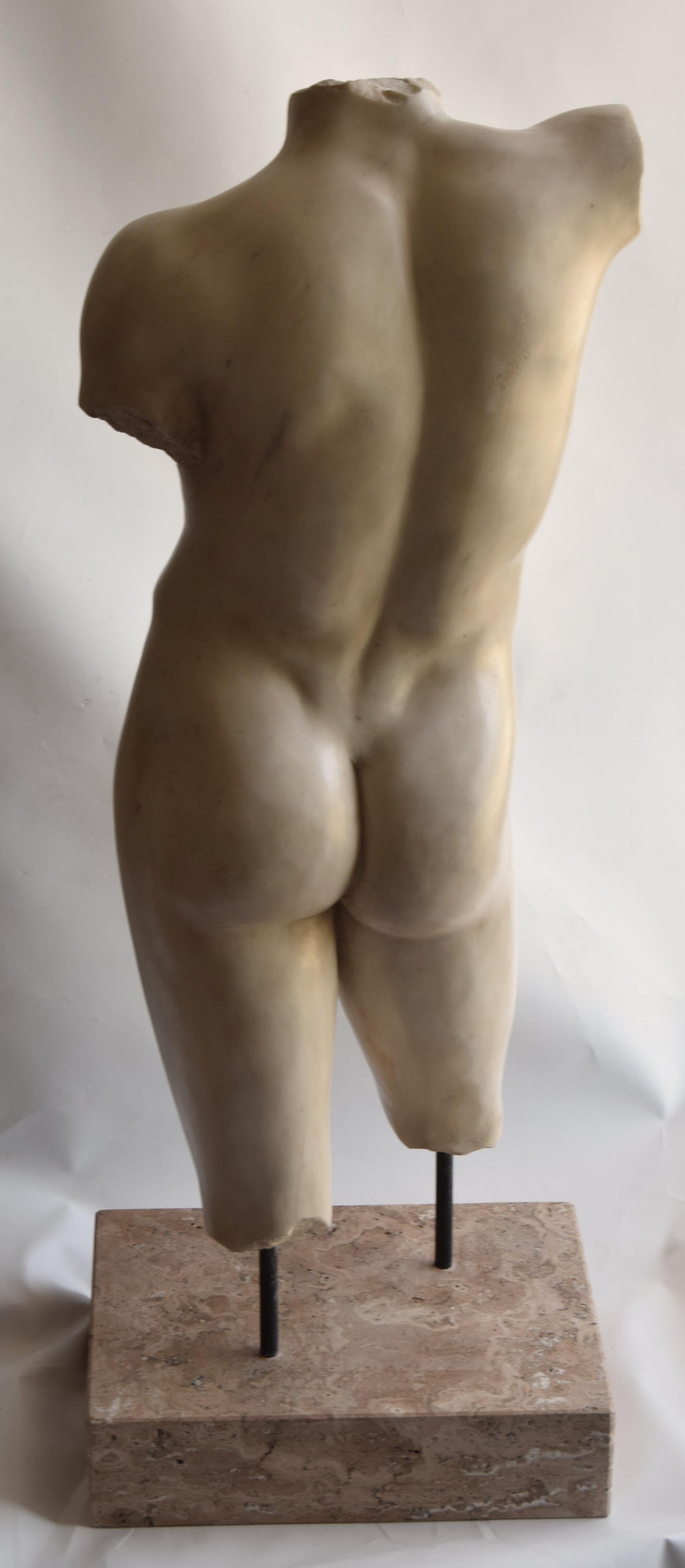 Torso maschile in stile Grecia classica scolpito su marmo bianco di Carrara Bon état - En vente à Tarquinia, IT