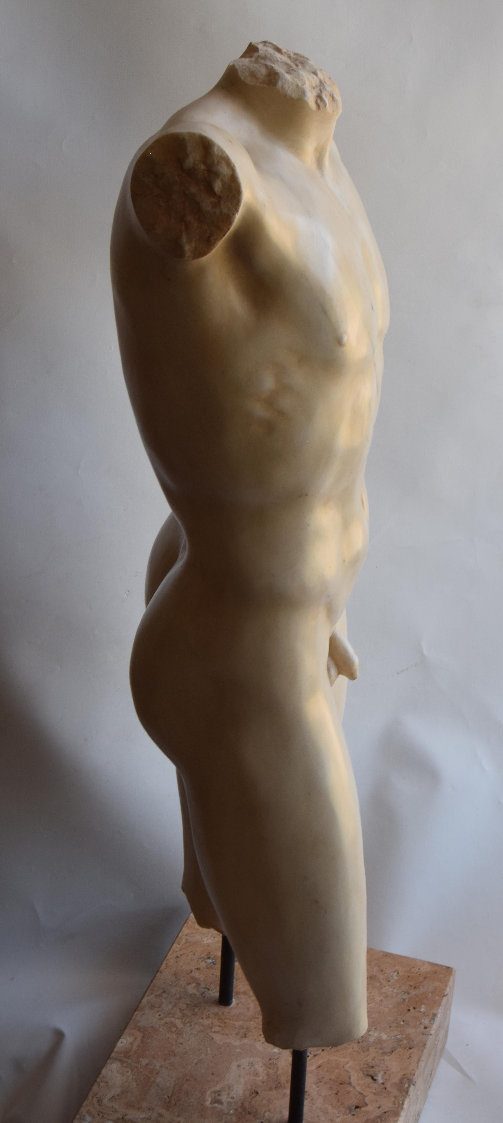 Torso maschile in stile Grecia classica scolpito su marmo bianco di Carrara en vente 1