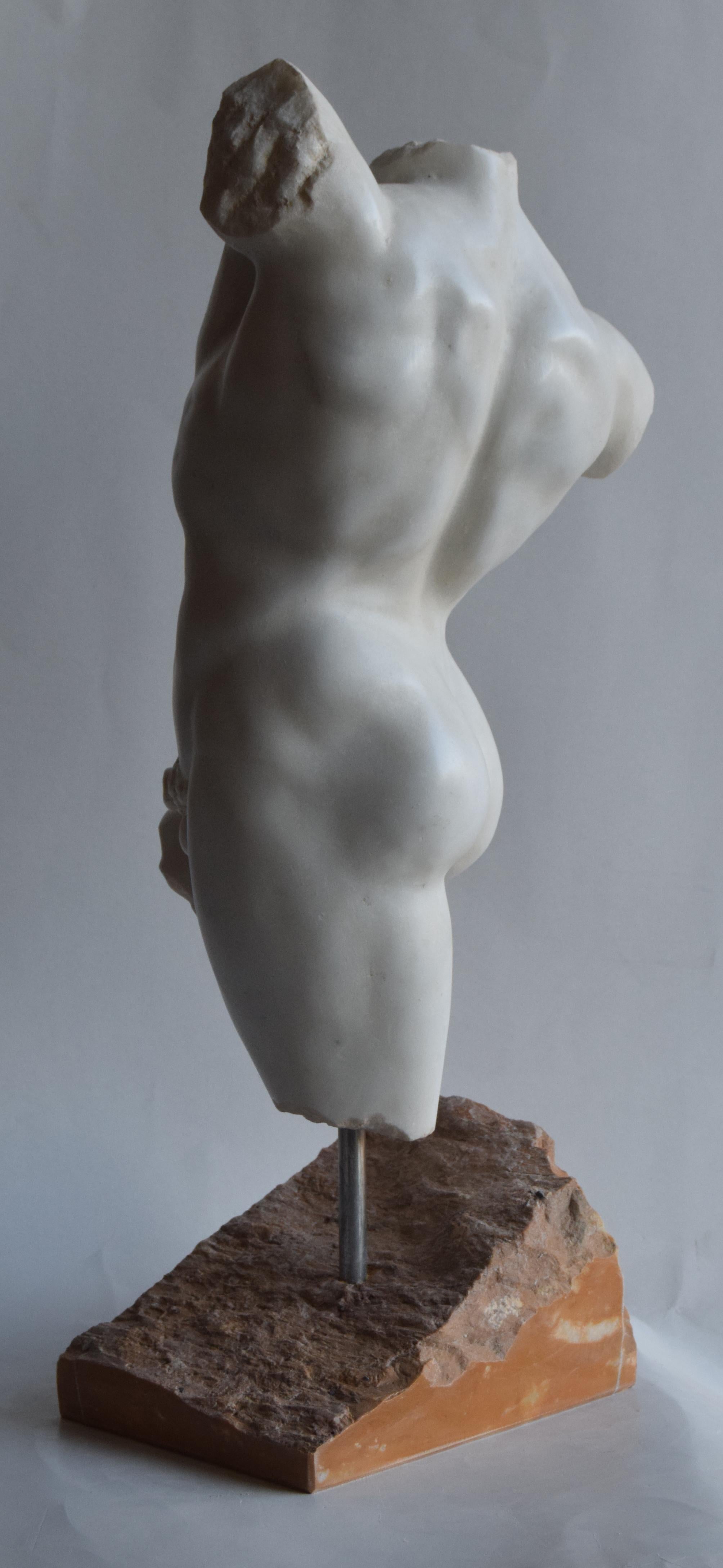 Torso maschile inspiriert vom „Fauno di Pompei“ aus Marmo Bianco di Carrara (Handgefertigt) im Angebot