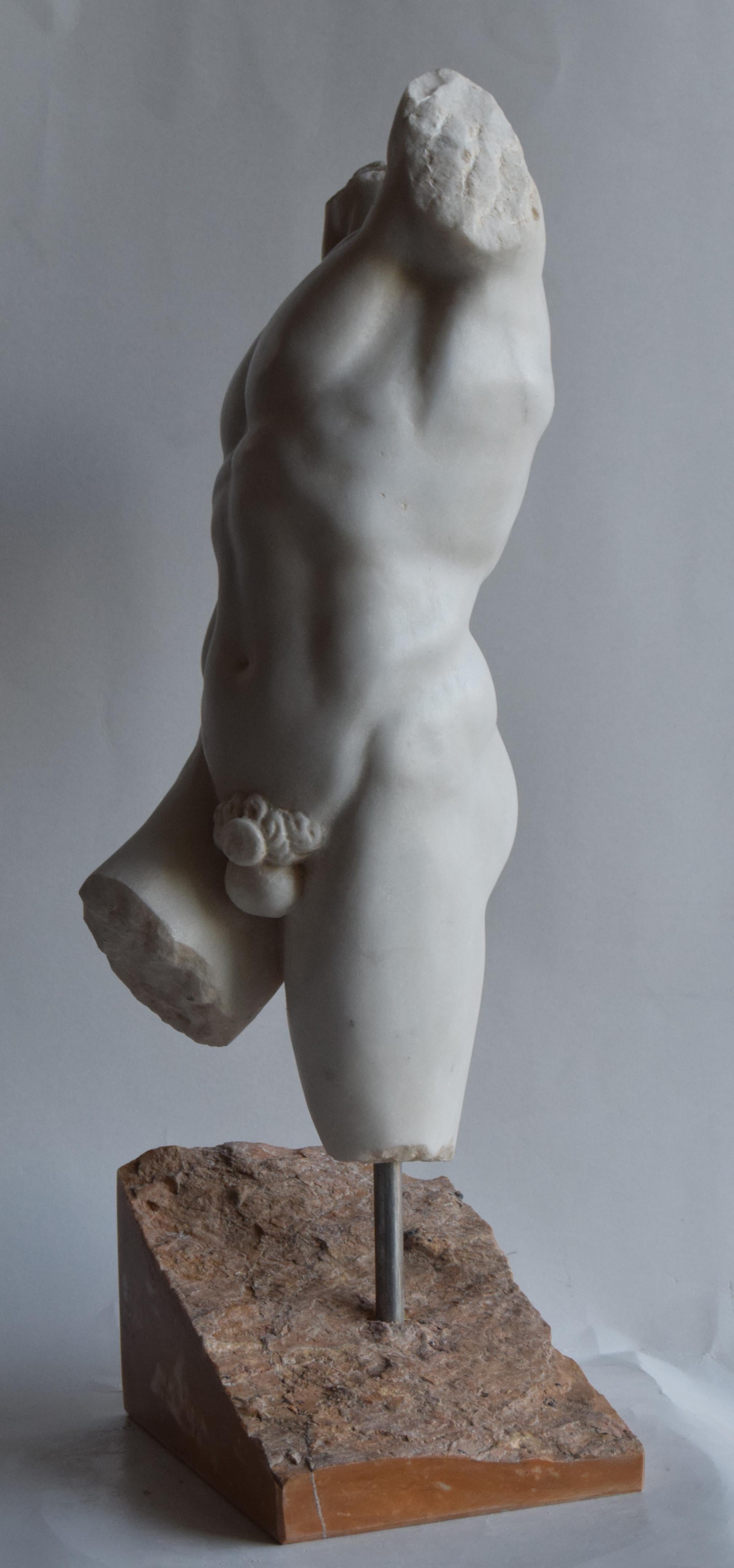 Torso maschile inspiriert vom „Fauno di Pompei“ aus Marmo Bianco di Carrara im Zustand „Hervorragend“ im Angebot in Tarquinia, IT
