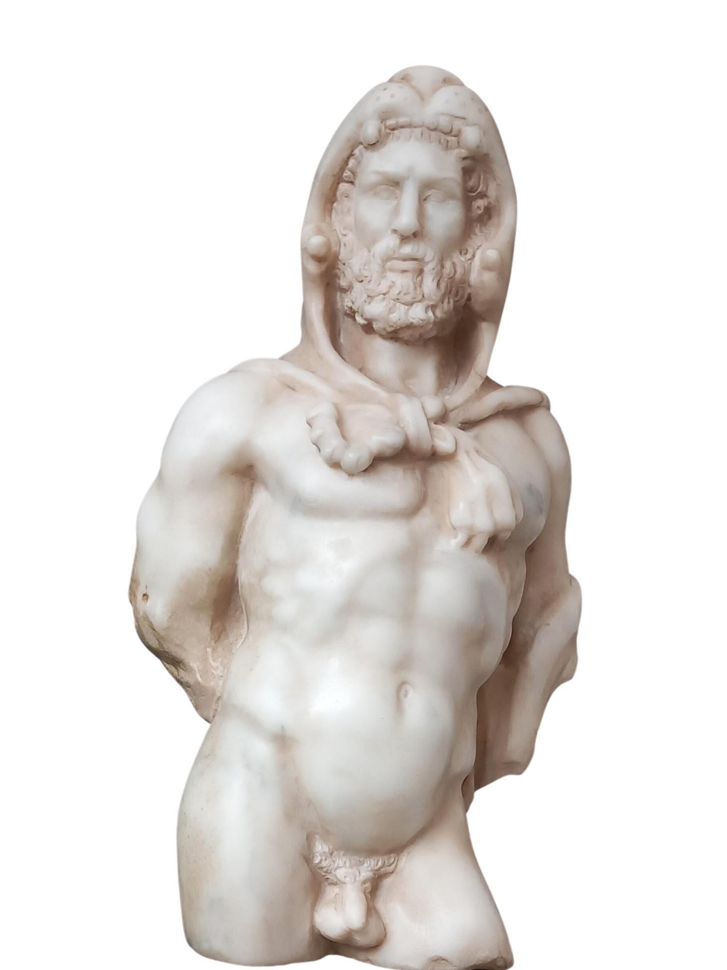 Torso of Hercules in white Carrara marble, Reproduction of Vatican museum In Good Condition For Sale In Rome, IT